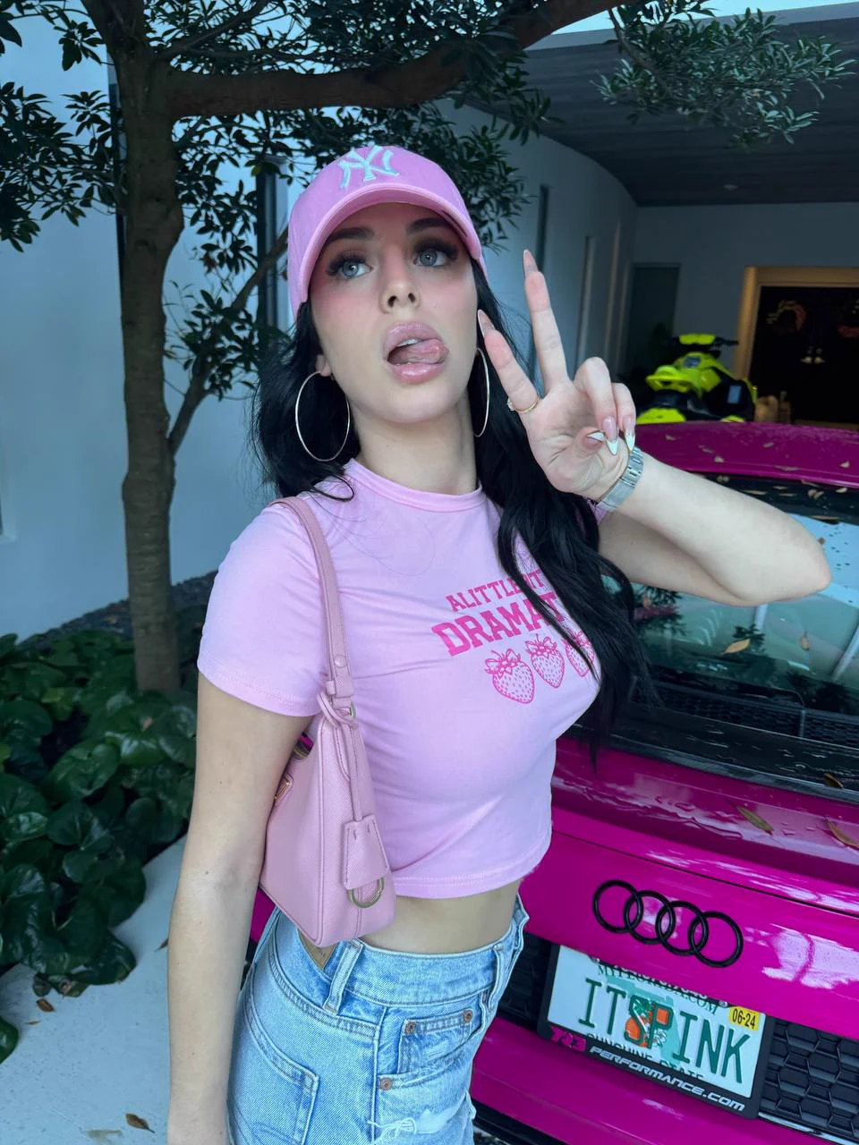 did she send pics today or do I have to https://t.co/EW8MhVJKQE