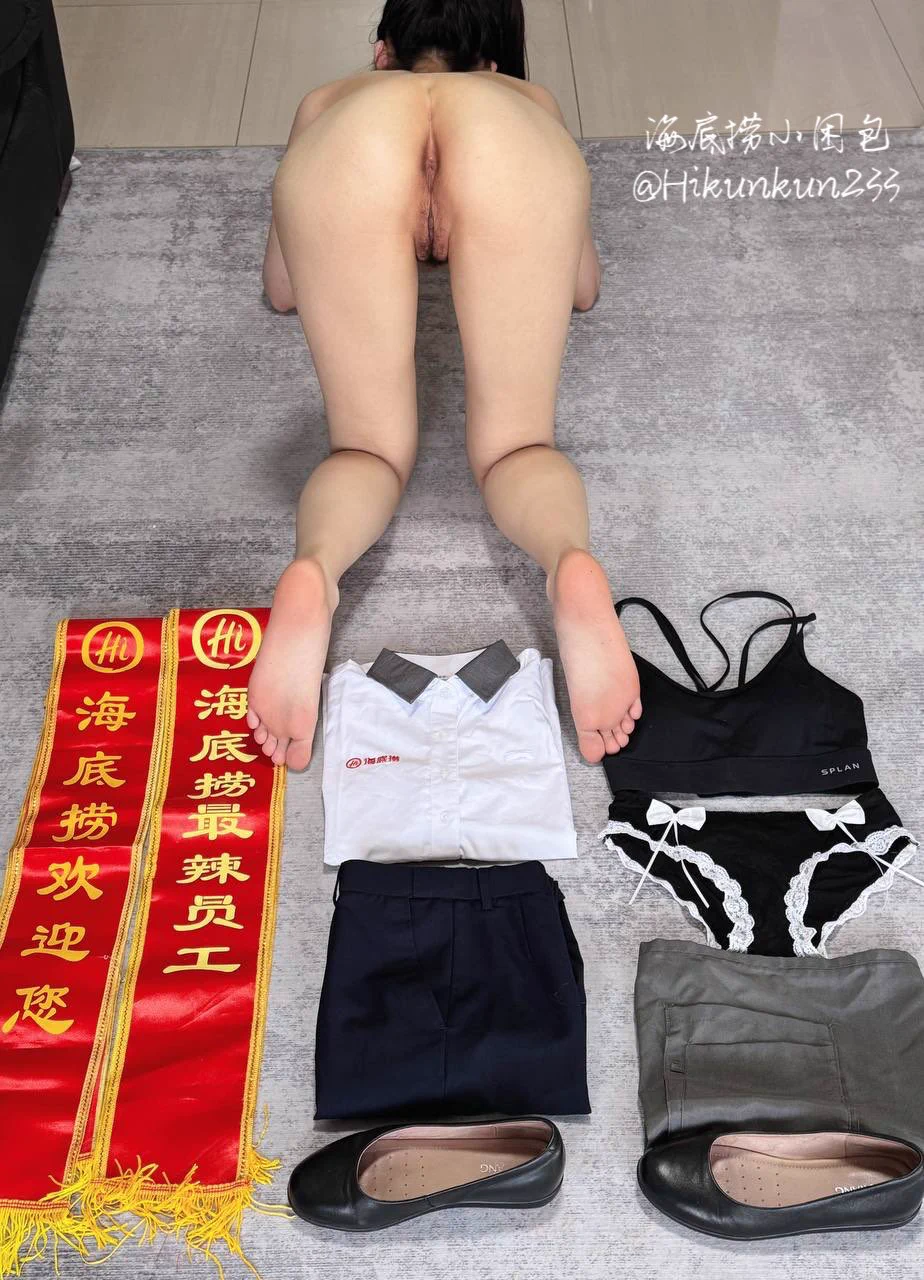 各位粉丝们，跟你们报备一下，我要去上班啦。全身装备都在这了～上个季度获评店里“海底捞最辣员工”，我就问你们，是不是真的这么辣…嘿嘿，最近线下想约粉丝了，有没有附近的，私信/电报可以报名～ https://t.co/rOHNLFFcO1