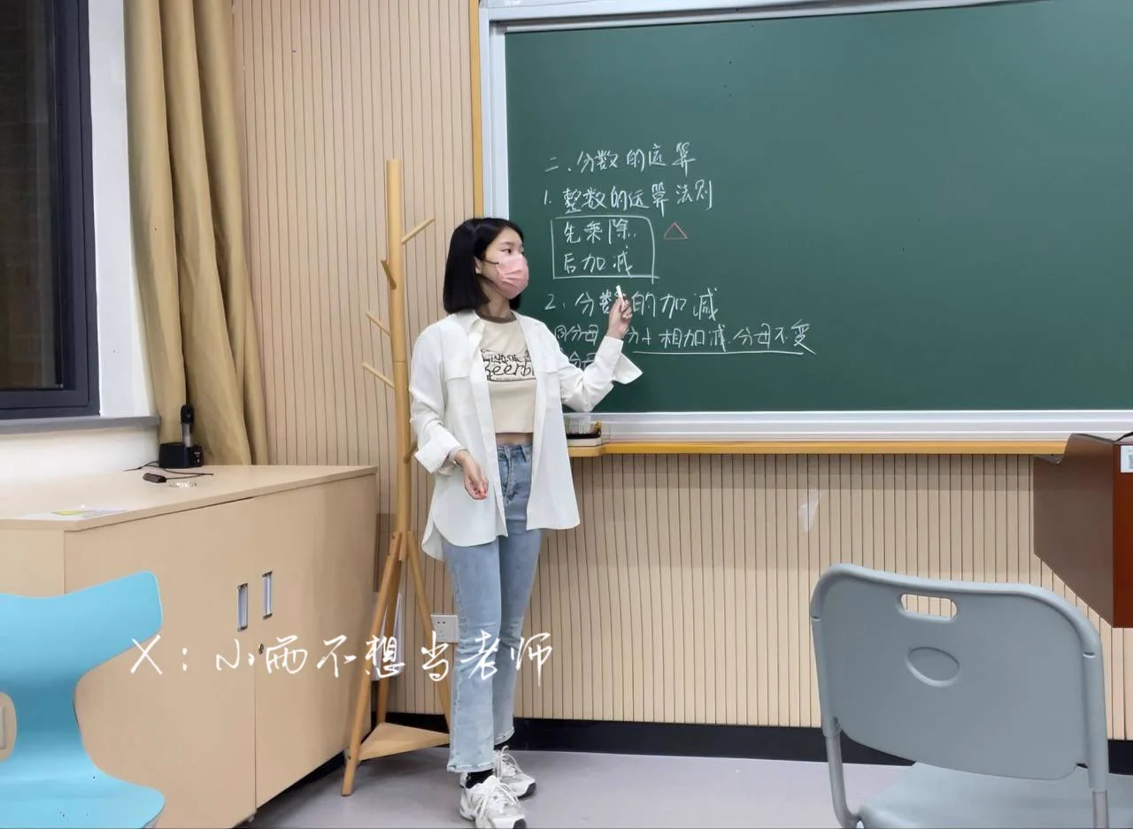 果然最解压的方法，就是性爱…昨天教完课放学，特地见了个粉丝。没想到他这么直接呀，让我仰着头鸡巴就插进嘴里了，感觉都要顶到喉咙了…羞耻又刺激… 不过还挺喜欢的，还有粉丝想试试吗？每天放学后可以和大家见面，私信报名，同城优先～ https://t.co/dcd7FRAks2