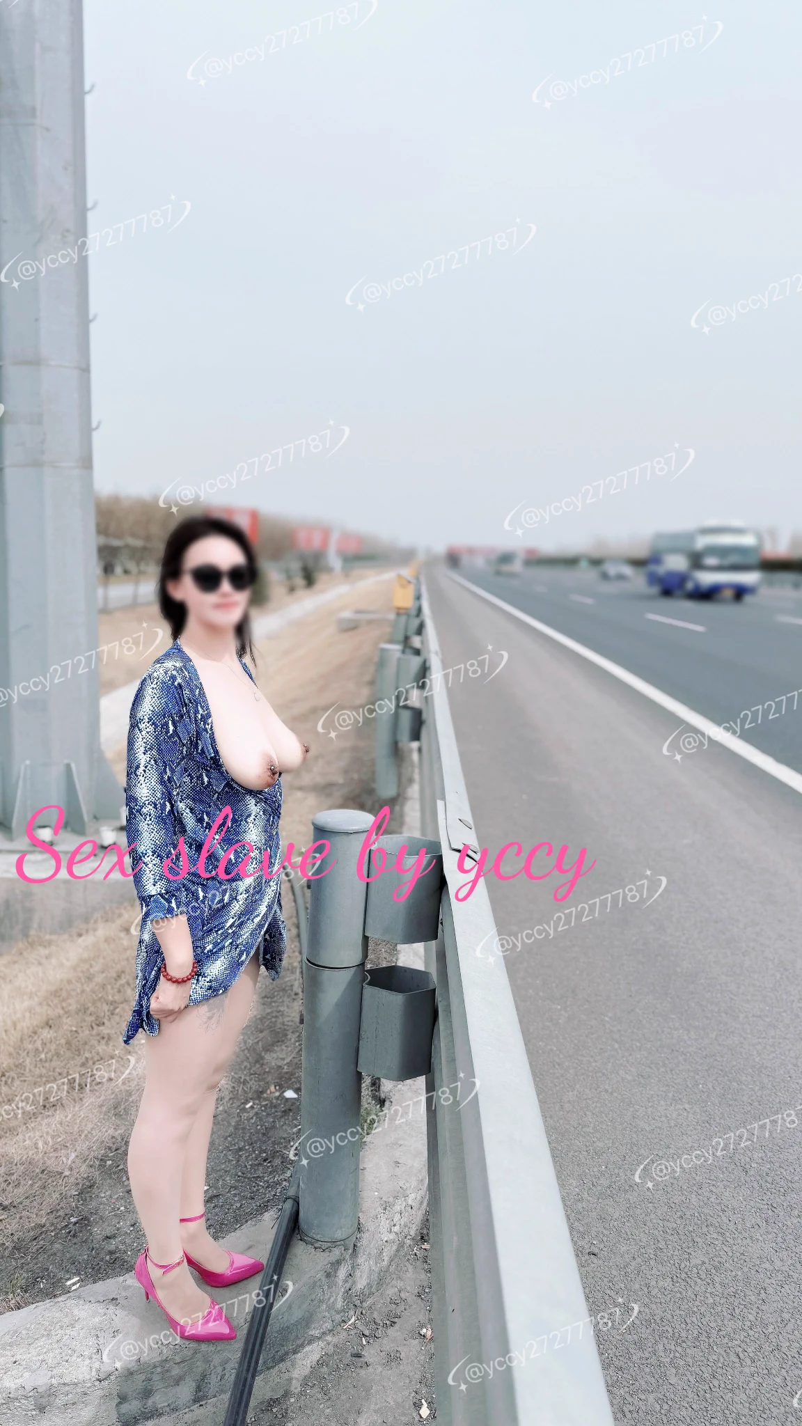 高速的车流量这么大，我奴在旁边站了五分钟，都没有一台车停下来，给你们机会你们不中用啊#反差婊 #户外露出 #人妻性奴 #母狗 #丝袜美腿投稿：@BassYosef@Public_Catgirl1@luchu888888@kssexxia @wqganenshi_@007share https://t.co/P6vBveydFI