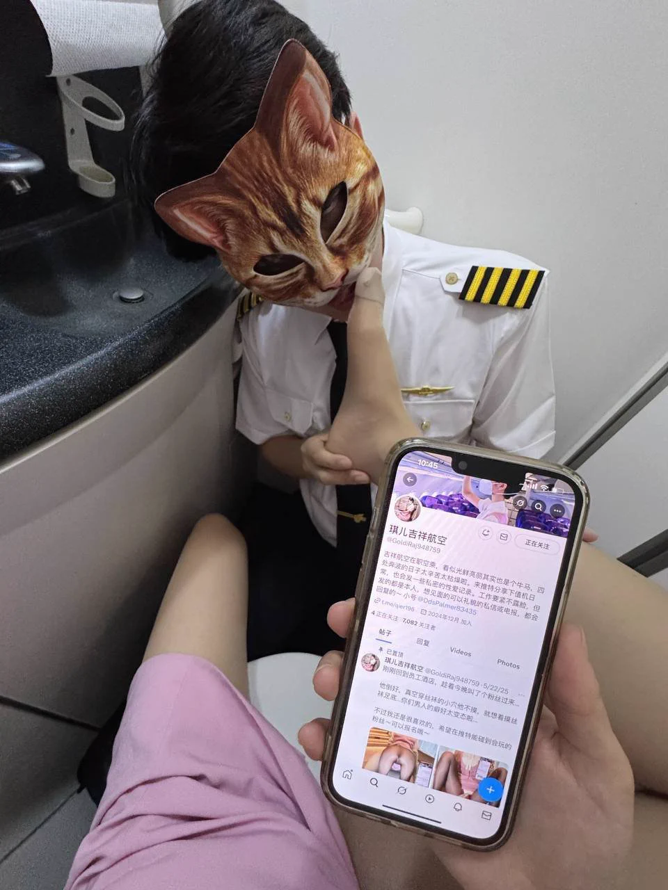 咳咳，不要以为机长都是又帅气又正经的，呐这不就有个喜欢舔丝袜脚的～不过被他发现没穿内裤了，居然想来亲小穴…不给他舔，因为只想给粉丝舔。有没有想来飞机洗手间试试的～ https://t.co/yQObVB2JDC