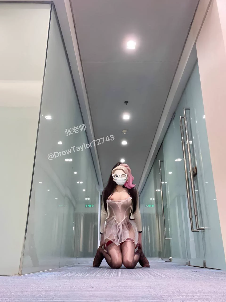 终于等到了这个无人的假期来学校玩露出，但因为每个学生教室都有监控，所以只能在办公室过道玩了～这种无人的环境下玩露出有点尴尬，没有我想象的那么刺激，如果有人可以给我对应的指令就好了～前提是这个男的很有男友力，从精神和肉体上都能征服我，你觉得你能征服我不？ https://t.co/tFZUDioeQw