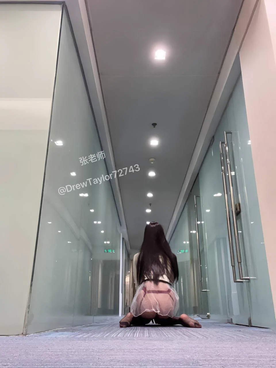 终于等到了这个无人的假期来学校玩露出，但因为每个学生教室都有监控，所以只能在办公室过道玩了～这种无人的环境下玩露出有点尴尬，没有我想象的那么刺激，如果有人可以给我对应的指令就好了～前提是这个男的很有男友力，从精神和肉体上都能征服我，你觉得你能征服我不？ https://t.co/tFZUDioeQw