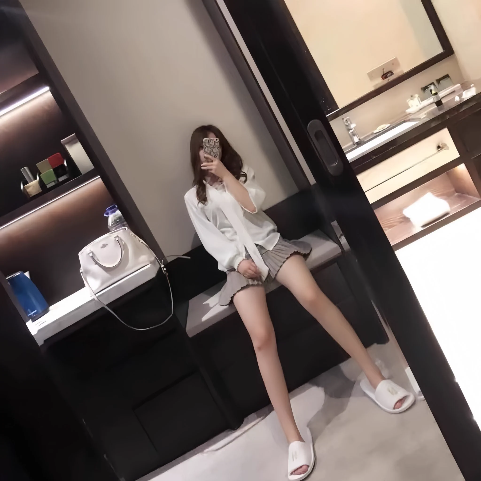 赠品特殊章节第二章，楚楚第一次做女王训练自己的村姑闺蜜彤彤，和她身份反转，（新鲜的体验~）训练自己的村姑室友，命令她给自己舔脚，把之前的村姑主人踩在脚下狠狠训练中途还险些被邻居大叔发现。 可爱的闺蜜变成傻逼了呢#文援 #反差婊 #母狗 #女m #调教 #文爱 #足交 #高跟鞋 #母猪 #丝袜 #舞蹈生 https://t.co/uQhdEKiUXp