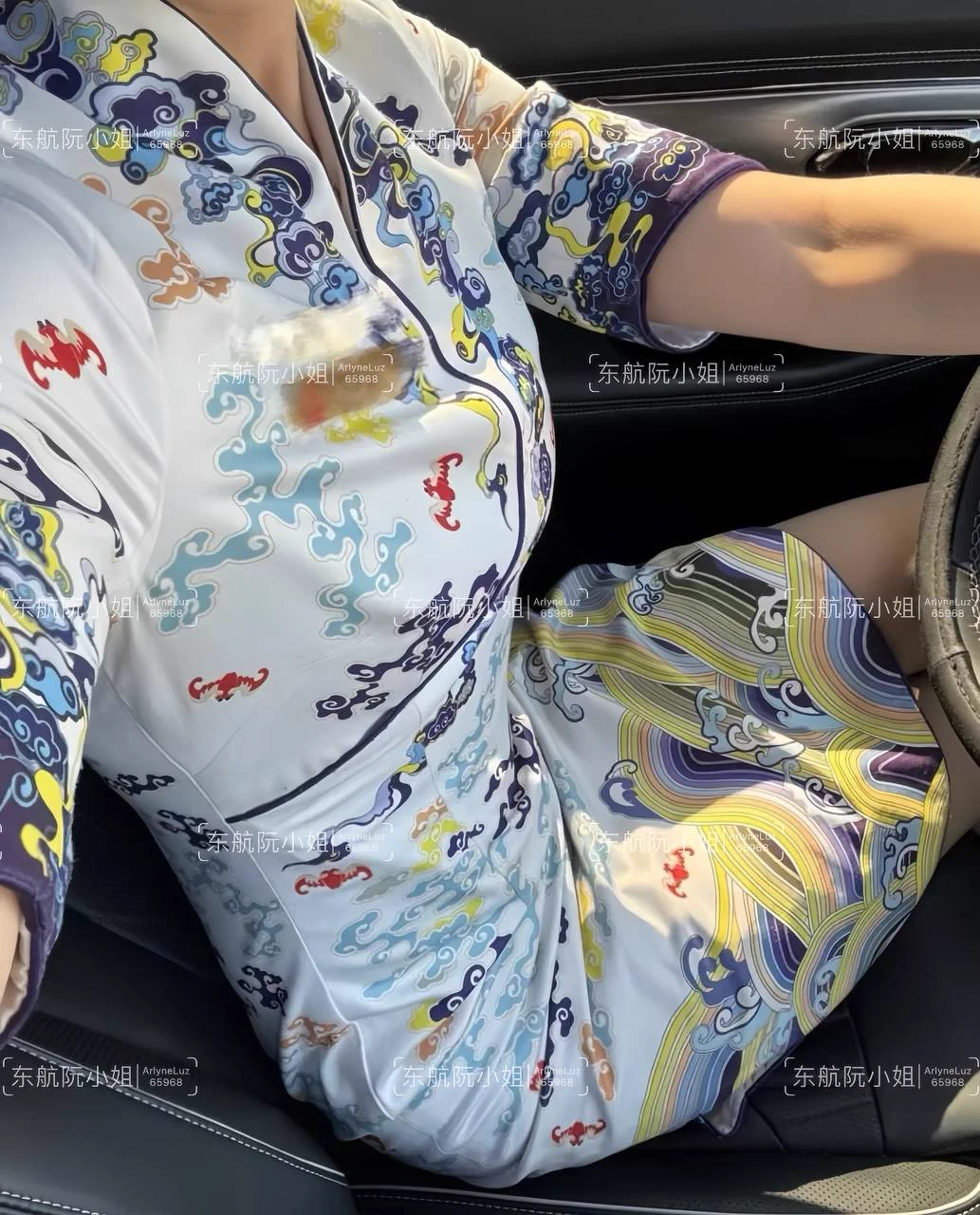 本来说好的我来开车，结果这个粉丝非要说他开。我就知道他没安好心，开一半就停了车，说要玩点刺激的…M字腿被撕开丝袜露着小穴，感觉太羞耻了，下意识的去舔肉棒了… 不得不说推友很会玩，希望下次也能这么刺激，还有想接机的吗，可以报名哦～ https://t.co/BFgAuRn72a