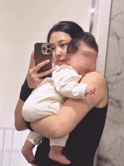 都说带娃的宝妈最有母性光辉，但其实也是个普通有欲望的女人罢了… 不要问我为什么喂奶的时候脱掉了裤子，答案你们懂的…所以有想尝尝味道的吗～ https://t.co/fMaMZpuzYJ