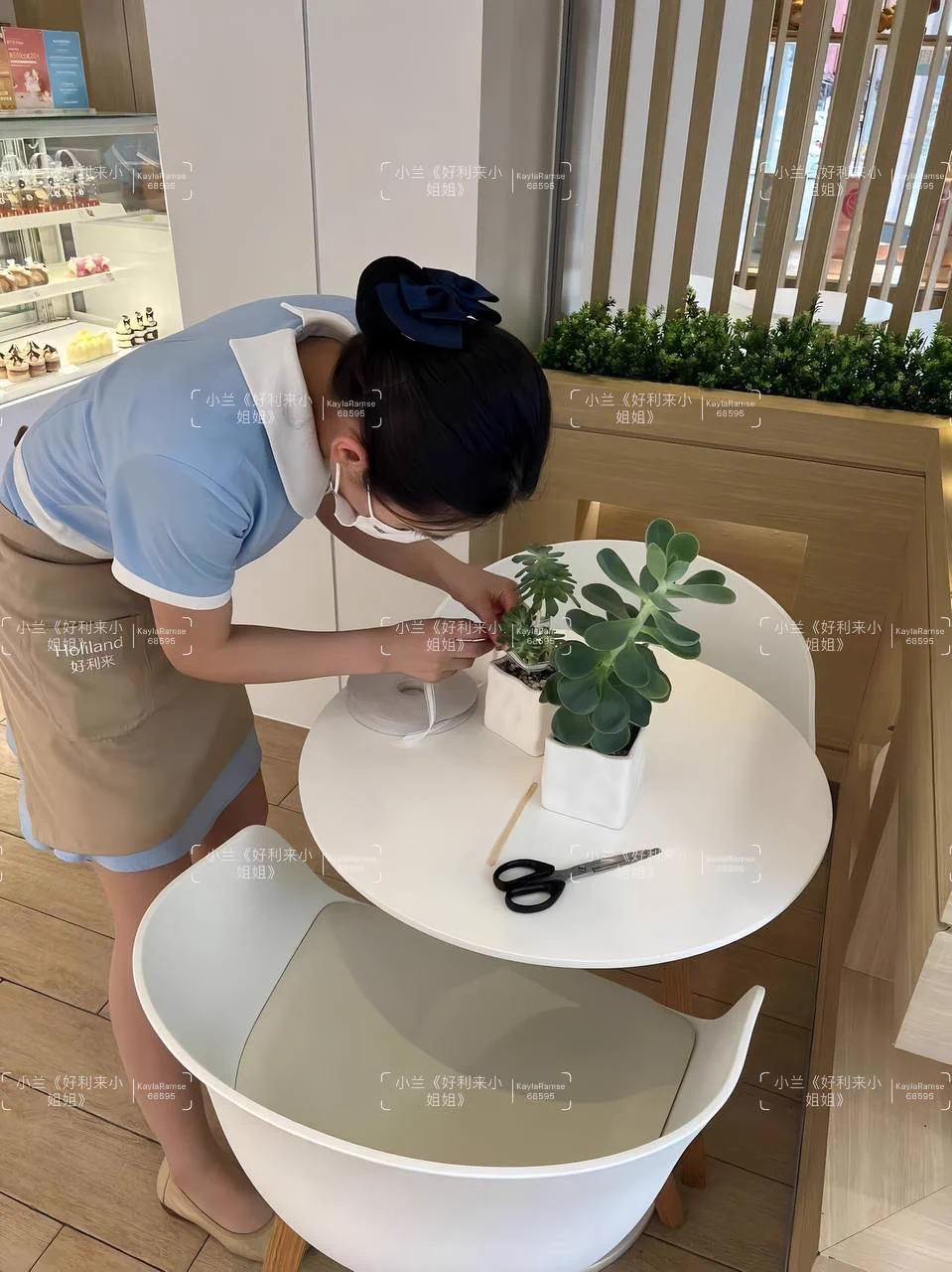 端午还在努力的好利来小姐姐下班了～今天在店里一直很忐忑，怕被同事发现自己真空穿的开裆丝袜，感觉一弯腰就走光了…不过真的好刺激，有没有要来我们店买面包的哈哈，私信滴滴给位置… https://t.co/YzlbY9mhcI