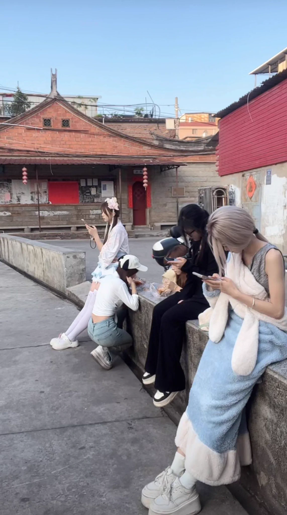 广东吃🐔圣地，谷饶出现了一波美女！谷饶宗祠，嫩妹也有不少的，精神小妹才20左右 #站街 #扫街 https://t.co/8rNW54P2TV