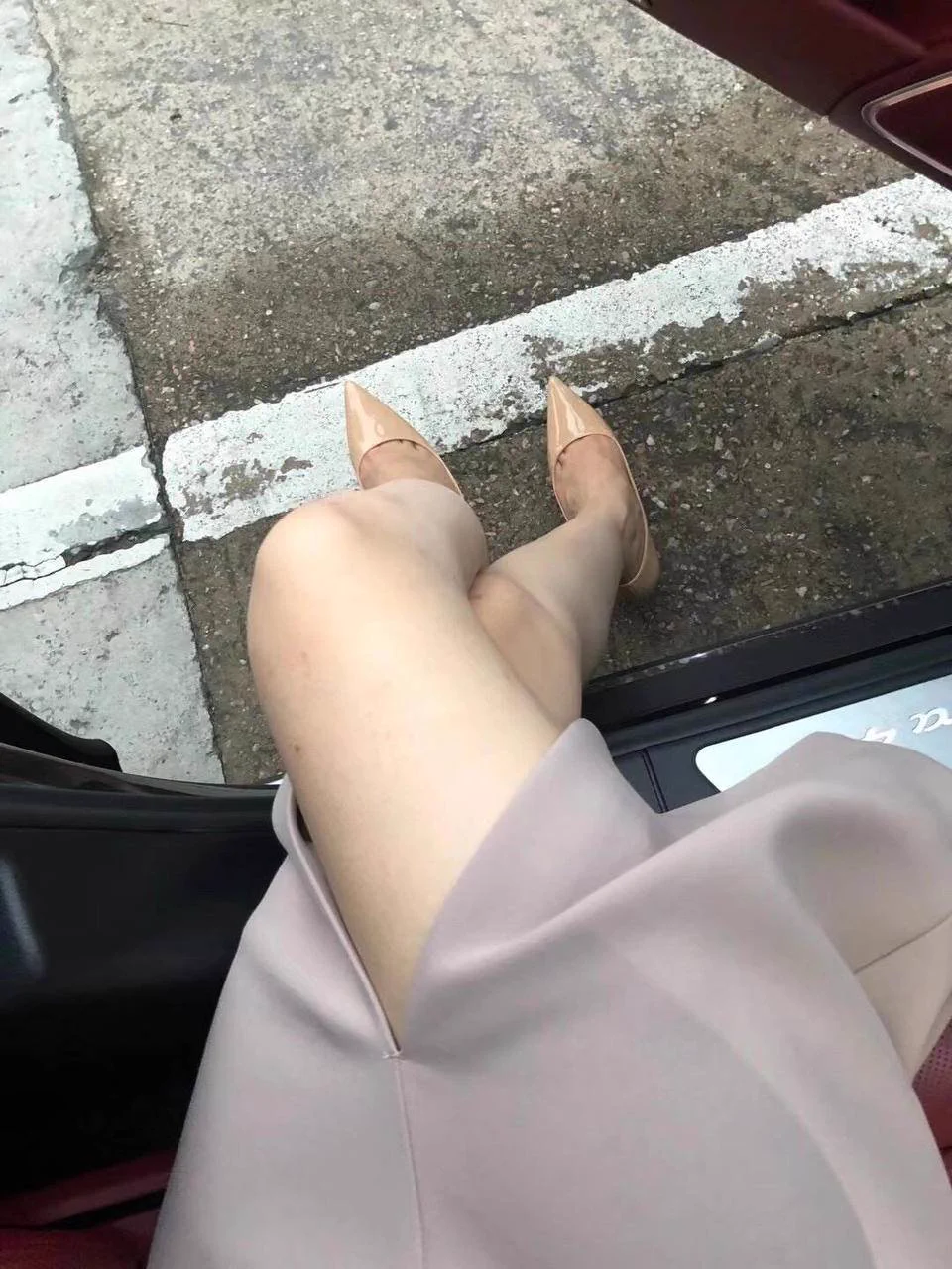 紫色的内饰搭配紫色的姨，就如紫色的含义，优雅又神秘～都一号了，姨上个月都没怎么约到过人，是不是该给自己放纵一下了… 好像自己也在等待着人揭开神秘的面纱… https://t.co/luo6nNopFs