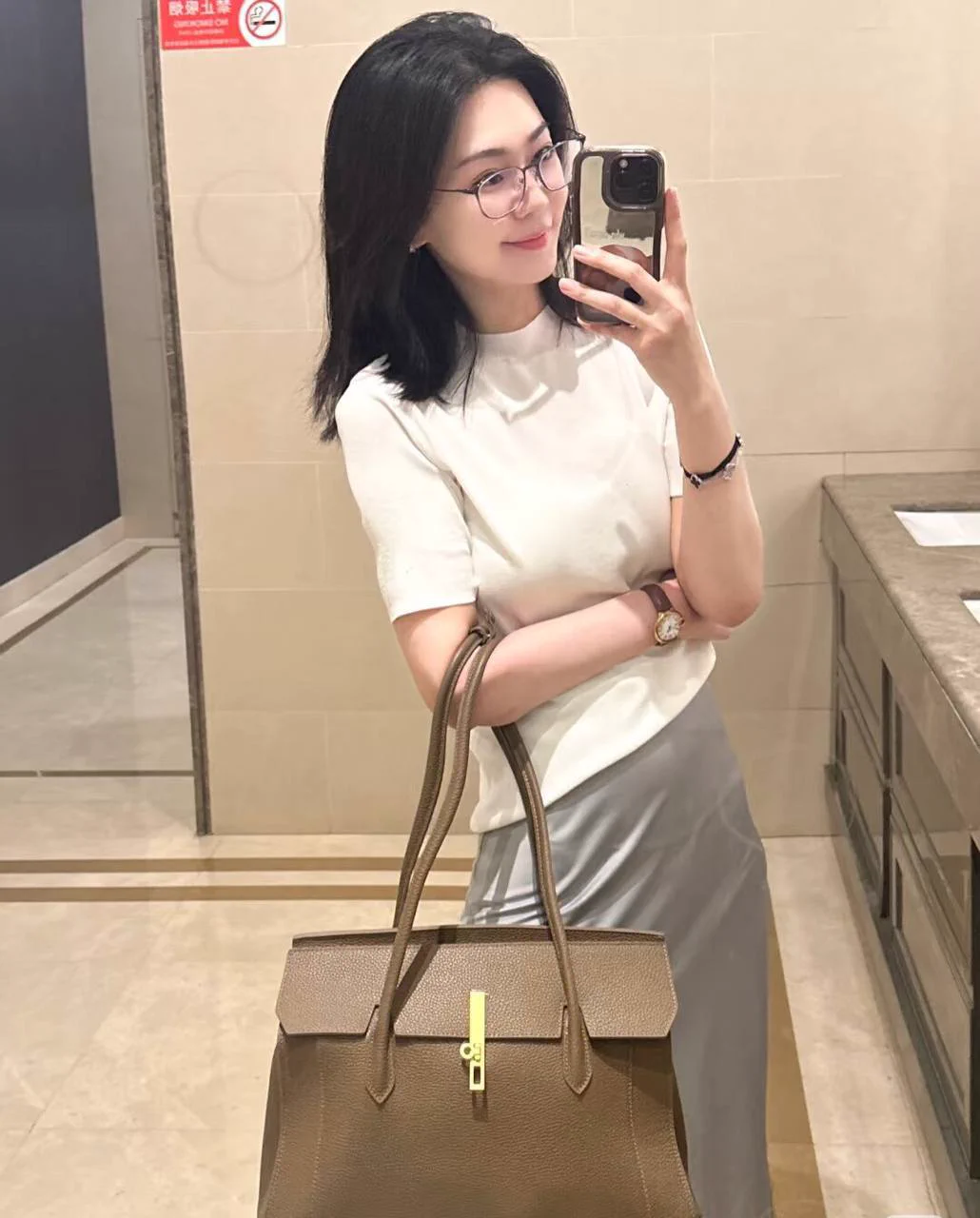 作为一个律师还是要珍惜下难得的放假时间～不得不说，被脱的一丝不挂，摁在洗手台上后入的感觉，那么的深，感觉屁股动一下都在高潮…不要觉得律师就很高大上，其实都是需要性爱的普通女人～ https://t.co/WPNMfHlXQt