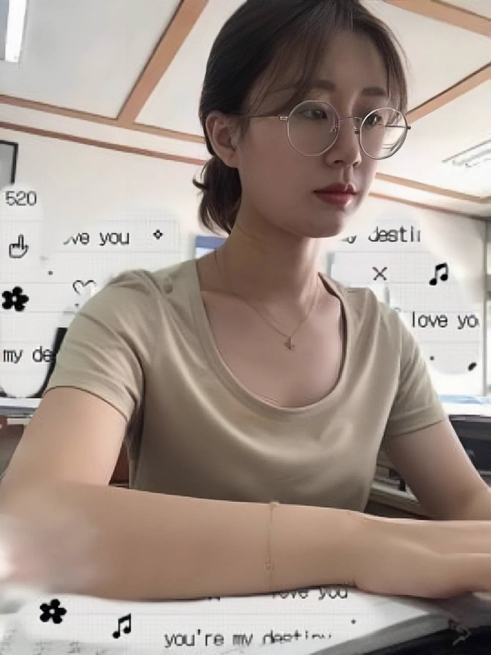虽然是假期但已经在学校备课啦，有个学生家长说要了解一下情况，约我去酒店说。其实去的时候就知道要发生什么，但没想到他的体力这么好，居然可以抱起来抽插，下面的快感无与伦比，眼镜都要甩掉了… 是不是每个人都有一个对老师的幻想，都那么兴奋的… https://t.co/MqfTHFUg7X