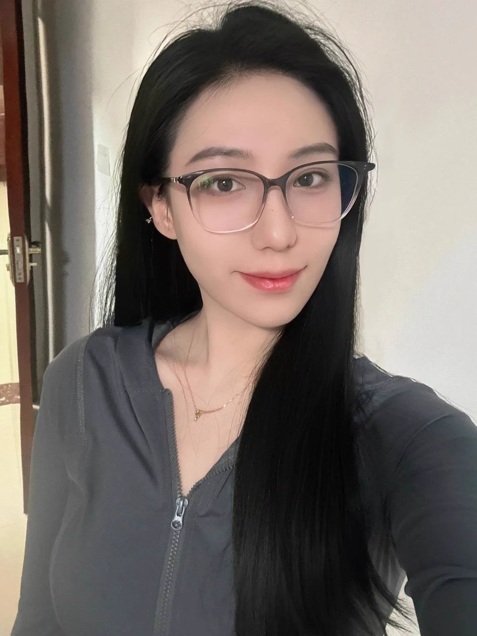 不要有解不开的心结，如果有的话，就把它打成蝴蝶结～都这个年纪了，想要的很简单，不是浪漫不是花言巧语 ，而是那种灵肉合一的刺激感…假期还有两天，有想见面的嘛～ #反差会计 https://t.co/jMaHzUazwK