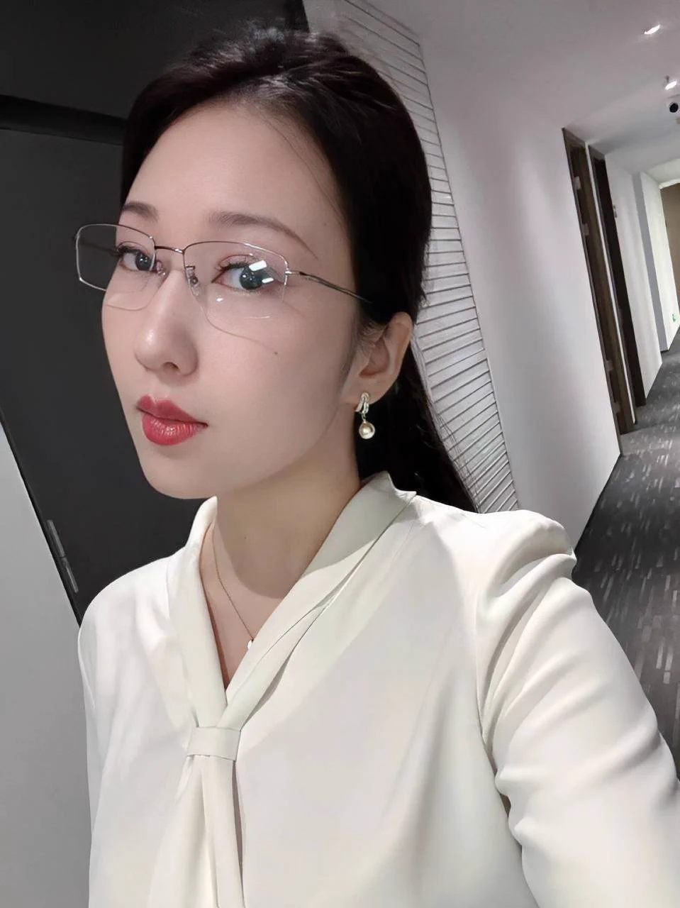 假期还要加班，不过之后依然也得好好做自己～看惯了冯律穿制服的样子，穿着瑜伽裤你们会不会不习惯。其实若隐若现的骆驼趾和下面的形状，才是最容易引人遐想的吧…要是分开腿，有人想把脸凑上来吗～ #反差冯律 https://t.co/V6DDpPQa0u
