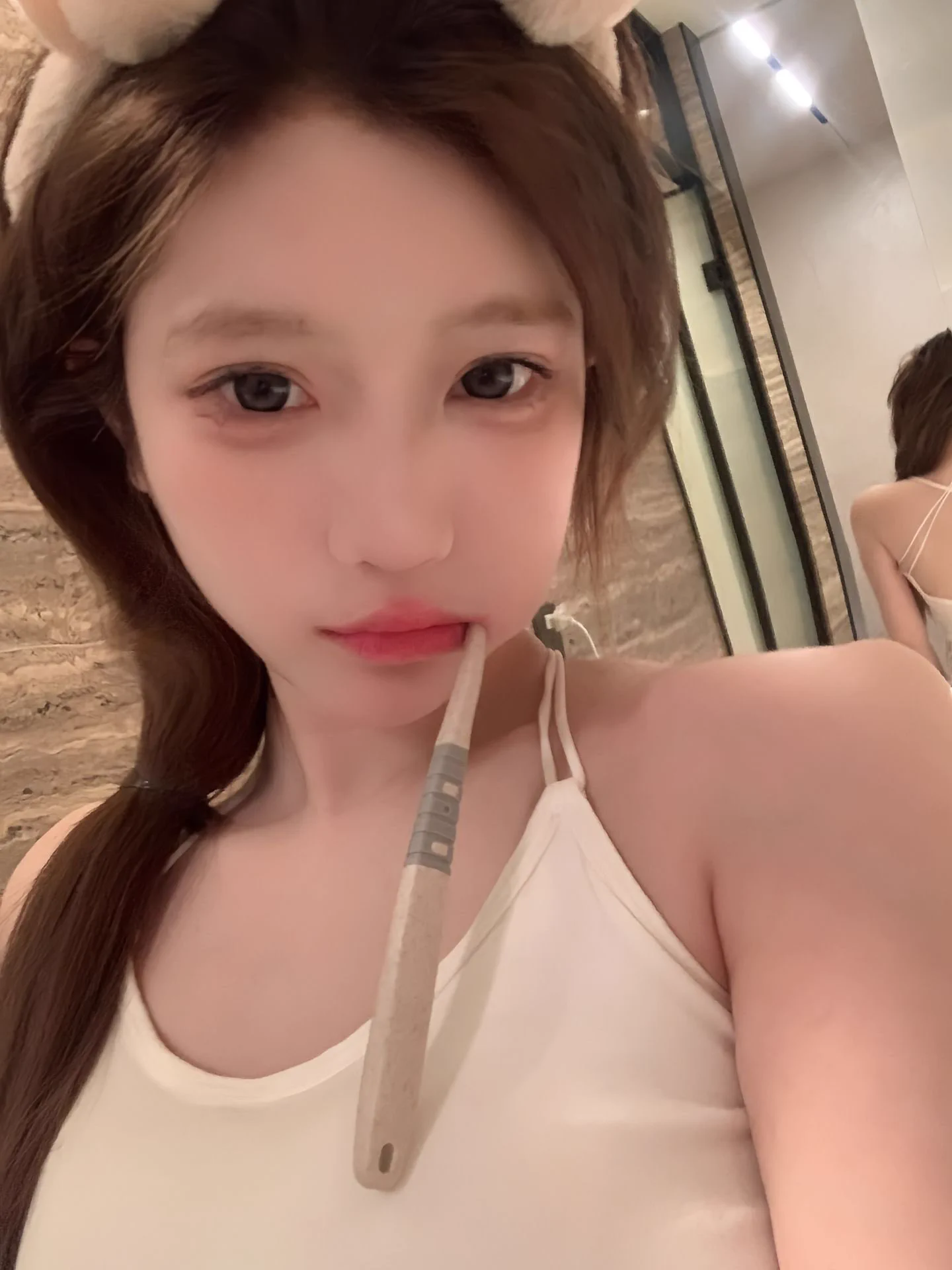 什么时候嘴里含的能不是牙刷而是勾8呀 https://t.co/1tbI6iphLG