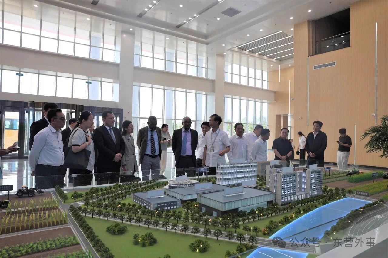 A delegation led by @GovernorMwadime , governor of Taita Taveta county in #Kenya, recently visited #Dongying to participate in the 2025 Yellow River Estuary International Friendly Cities Conference for Cooperation and Exchange. #ExpatsInDongying @AmbGuoHaiyan https://t.co/DmmL6hiIwc