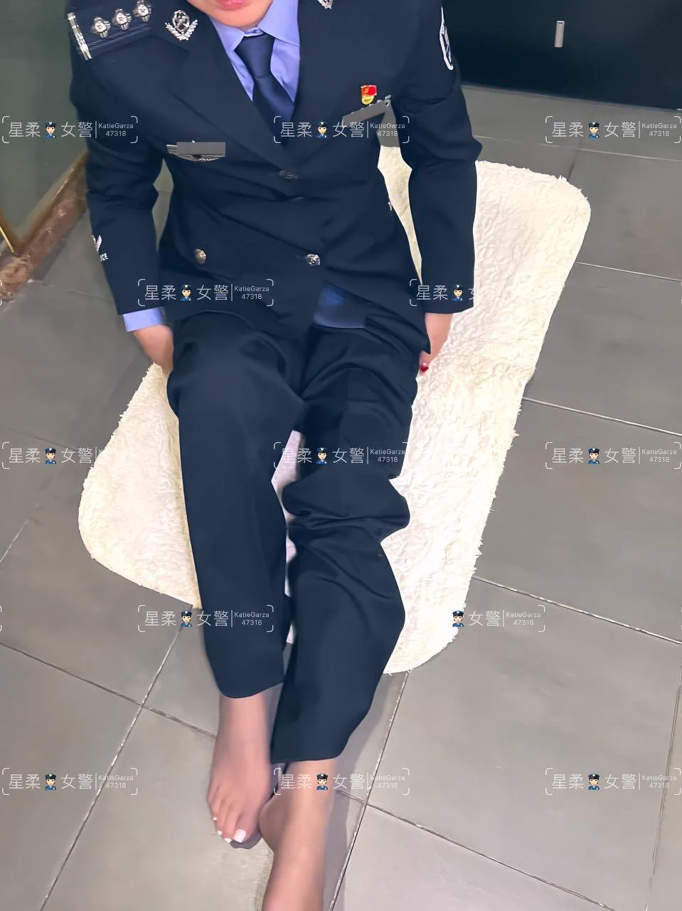 你们应该想不到，一个小女警也会在制服下面穿着黑丝吧。应该更想不到，黑丝下面是蕾丝内裤吧～其实不管什么职业，女人都只是女人，有欲望需要性爱。有没有想摸着足底，抱着屁股干点什么的～ https://t.co/v7Kq24yS1K