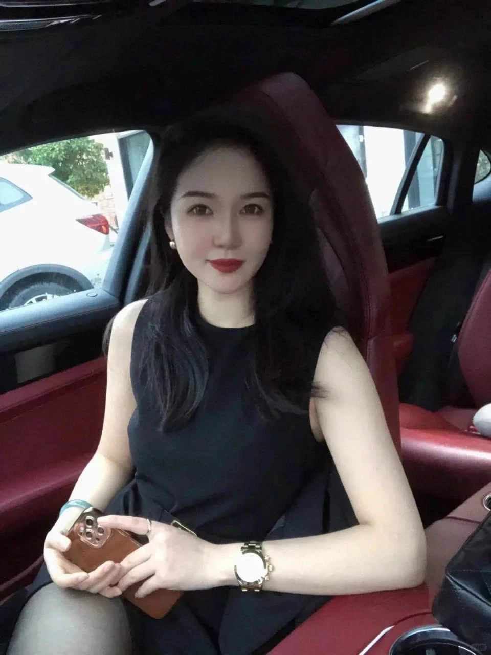 其实女人的性欲是随着年纪增长越来越强的…在洗手间上厕所，就忍不住自慰了一下…手指划过阴唇时，我会想象是男人的手，在从屁眼往上探索，再深入到我的阴道里，之后再强势的把浸满淫水的手指塞到我的嘴里，让我自己舔干净…不过自慰后总归是乏味，还是希望能碰到一个人能在高潮过后和我依偎相拥… https://t.co/BEtUTpoqr5