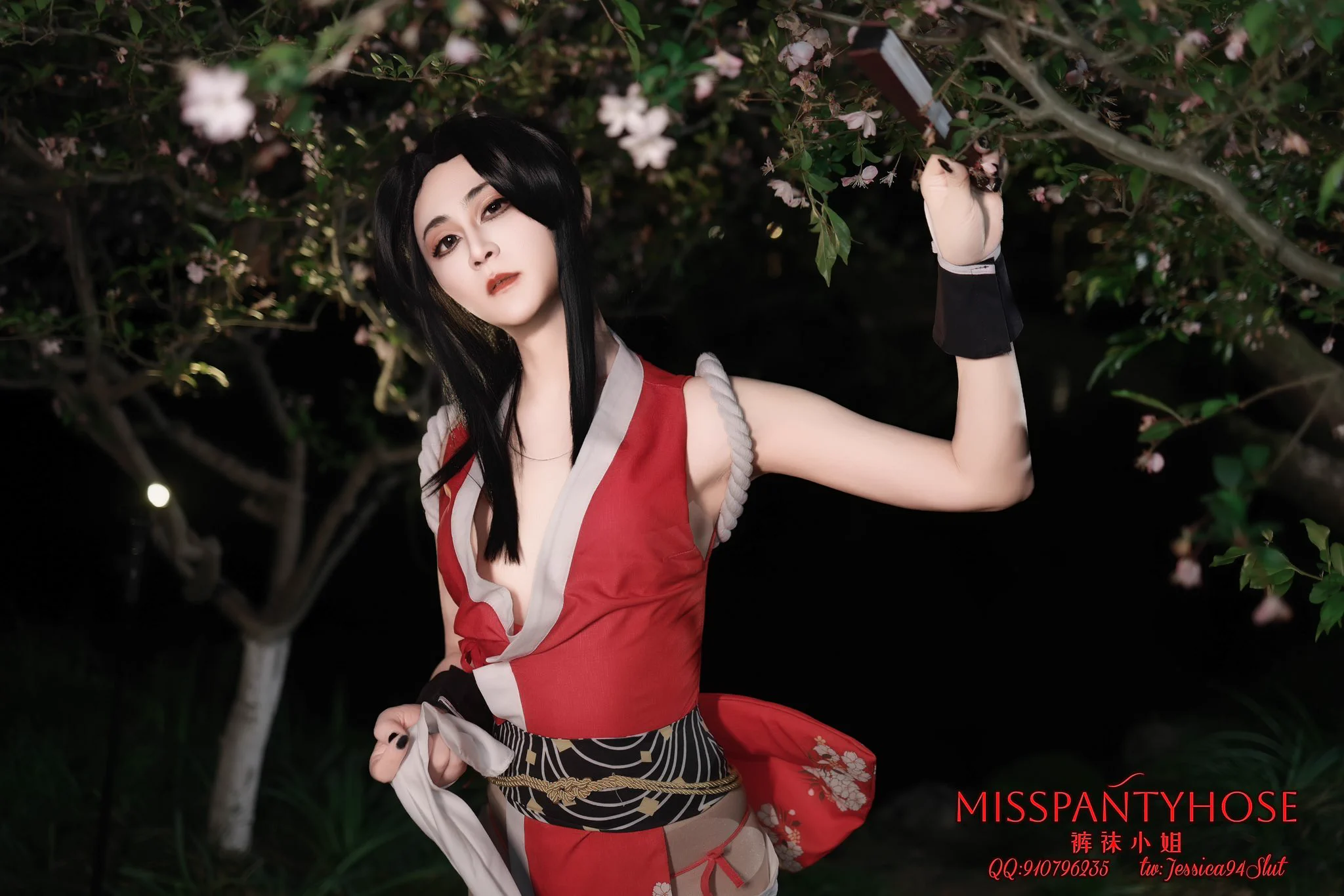 安迪抬头，嘴角勾起坏笑：“这么迫不及待，舞？你真是个小荡妇。”他按上我的下体，指尖隔着丝袜揉弄，缓慢而精准地挑逗，我呻吟再也压抑不住，爱液湿润了丝袜，晕开暧昧痕迹。 “安迪……求你……”我羞耻地低语………#伪娘 #丝袜 #cos #不知火舞 #cos@wqganenshi_ @Fengsiyuan@jiumc86 https://t.co/F9vtUk5a5D