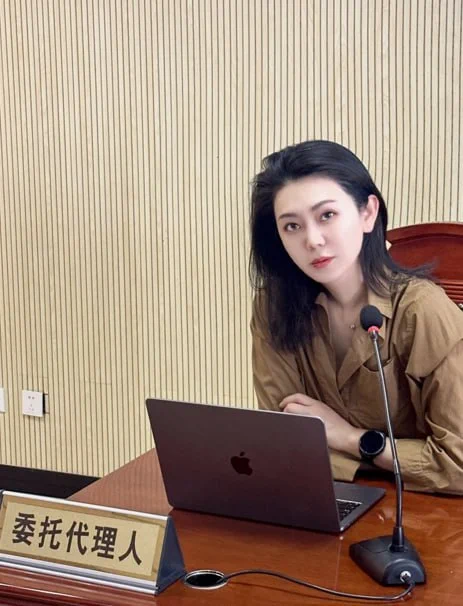 刚上班就开庭，帮一个曾经的炮友打赢了经济纠纷的官司…他说为了感谢我，帮我找一个帅哥…好吧见面之后确实挺帅的，女上的时候插的很深，期间这个曾经的炮友还趁机摸我的屁股…也许这就是…反差？ https://t.co/IlWqCckfUu