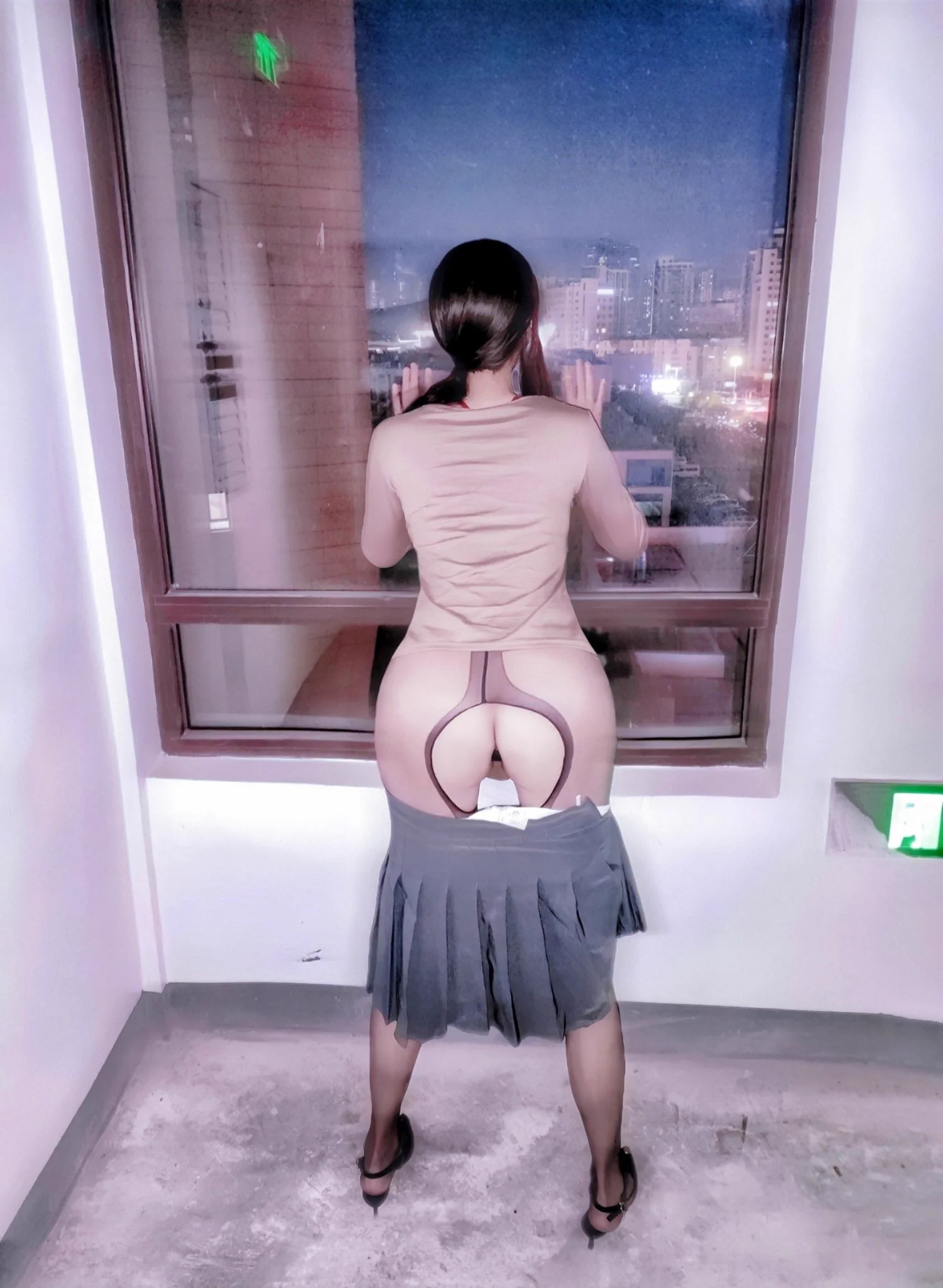 💗露出记录💗:晚课结束后我故意留在教室自习到很晚，等同学差不多都休息后迫不及待的去卫生间换好衣服和丝袜，拉起裙子在楼道露出，体验着害怕被同学看到又想被人发现的双重快感，后穴里的假肉棒每走一步都在摩擦着肉壁，小唧唧不停流水，如果被男人发现，一定会发生不好的事情吧💕 https://t.co/n4MmMYMlo9