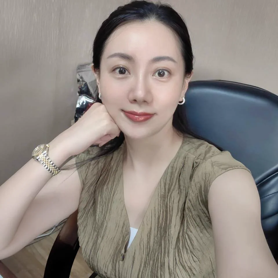 虽然我的乳头本身就很粉，但平时还是会有变化的…姨妈前会变得稍微暗沉，现在的排卵期变得格外粉嫩，有没有很想和它亲密接触一下，是想用柔软的嘴巴吮吸它，还是用手轻柔它？私信告诉我答案并点赞本条推文，会给粉丝发更多私密照～ https://t.co/7RA1NCklg4