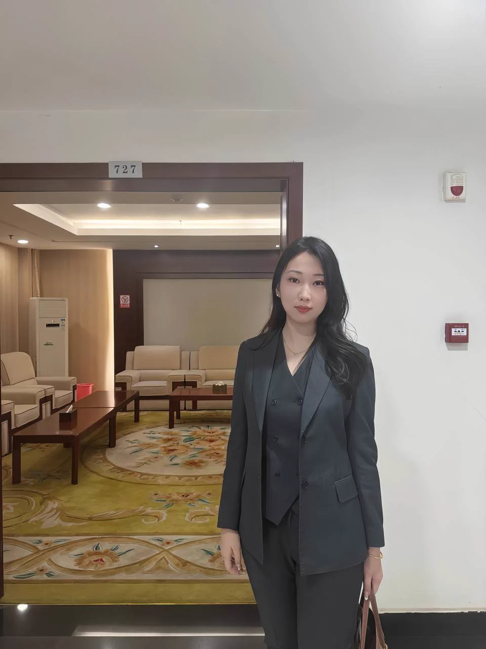 和律所实习的小伙子跟我一起去开会，路上脱了制服裤子让他帮我拍了几张照～都这样直接了他还是不解风情，还是说有贼心没贼胆呢… 其实每个人都有不为人知的一面，就像一本正经的律师，其实里面穿的是丁字裤黑丝袜…之后要不要在推特约一次呢… https://t.co/atM4pxfceb
