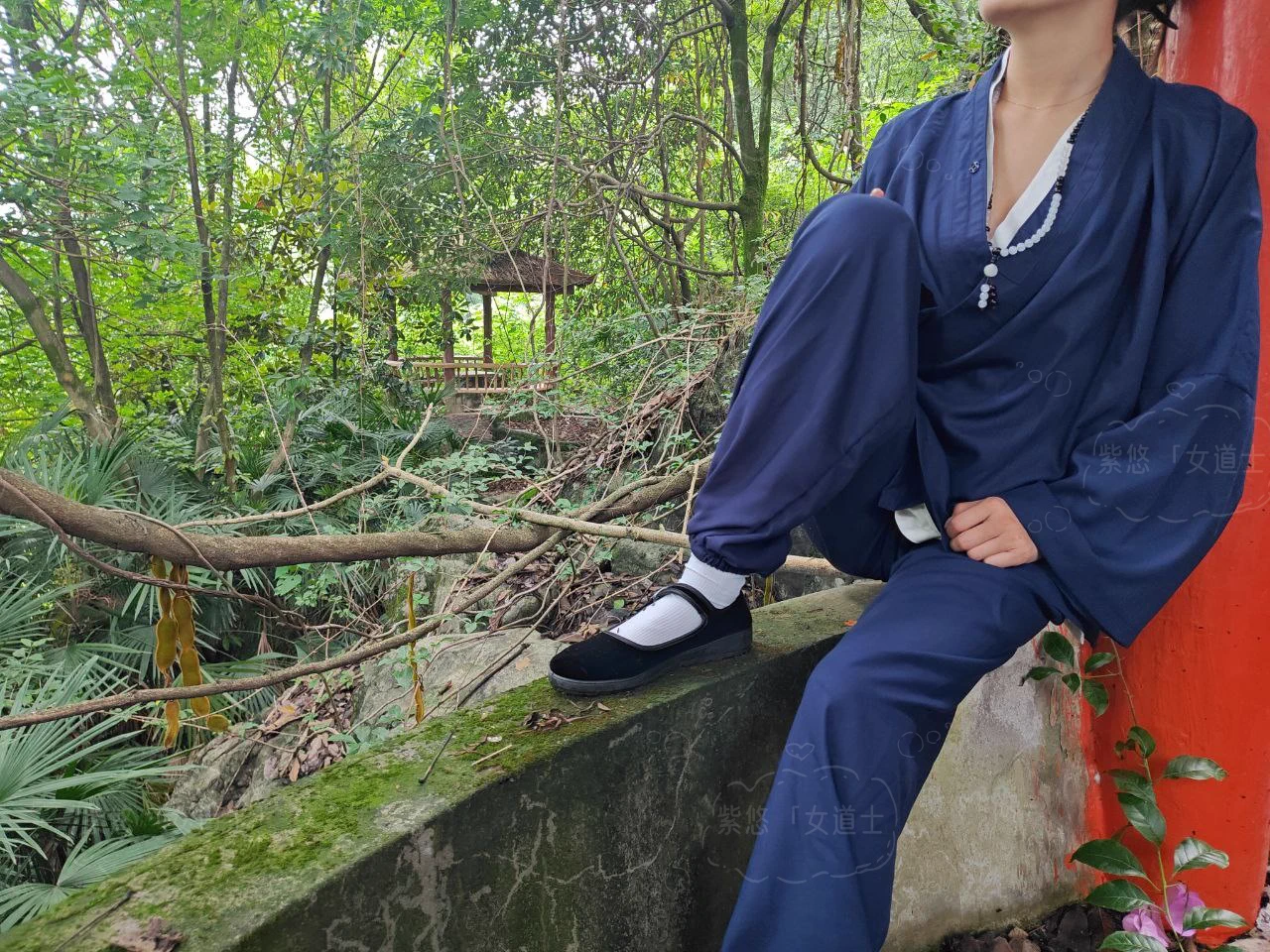 喜欢在山间徜徉，聆听着夏日蝉鸣，也扰不乱心里的清净～就是一起同行的师兄明显欲望未泯，居然偷拍我的胸脯…他倒是大大方方，说道法自然，随心而行，看的不亦乐乎… 不过我们正一教其实一直不禁婚嫁，阴阳和合之术也是顺其自然的，搞得我都有点心潮澎湃了…师兄们你们不会也想看更多吧？ https://t.co/S61cLdxXpq