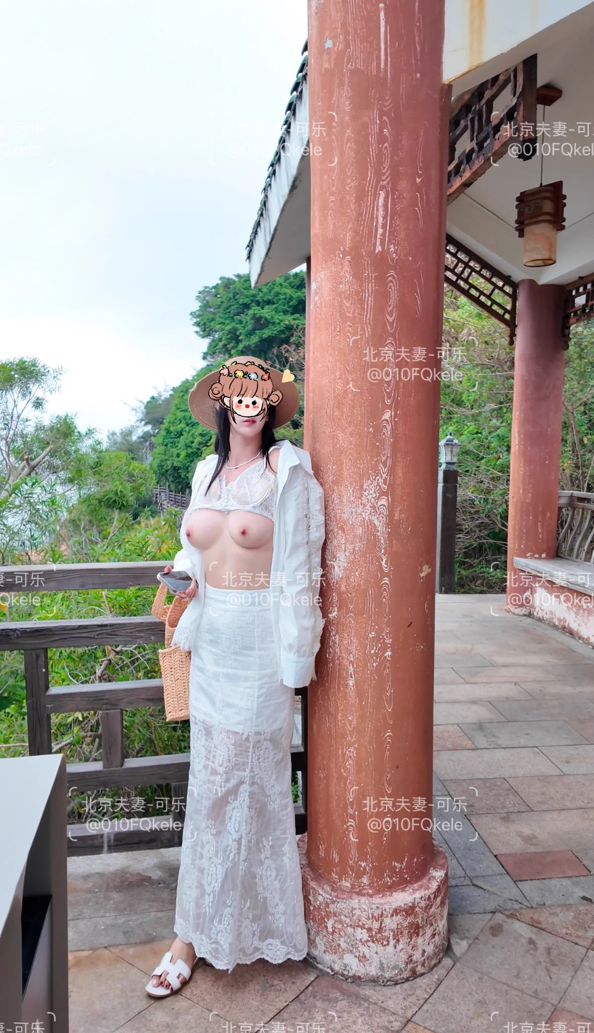 后面的老头们 快来围观我的老婆，户外需要陌生人来围观才刺激嘛#北京夫妻 #露出 @luchu888 https://t.co/4OSosvOPjf