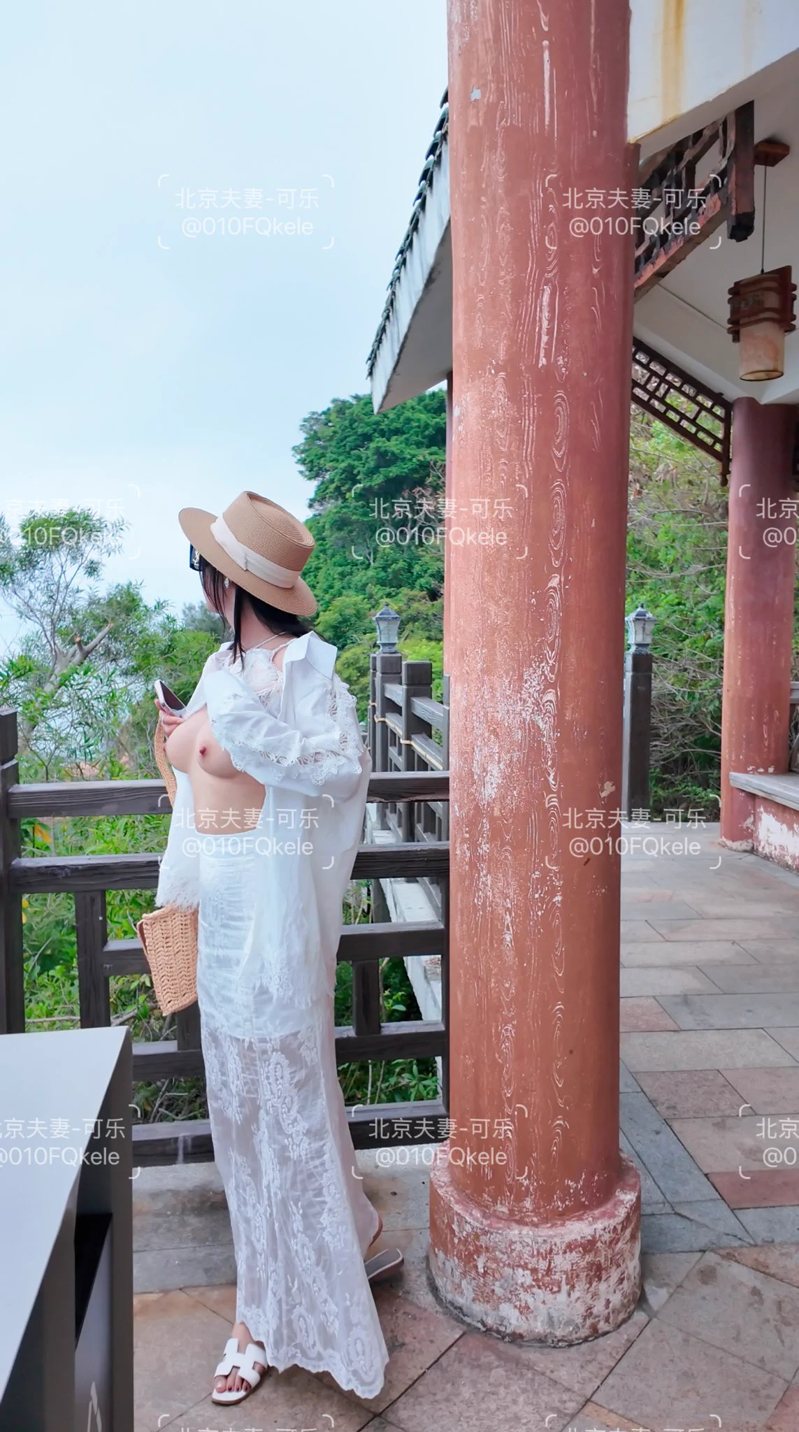 后面的老头们 快来围观我的老婆，户外需要陌生人来围观才刺激嘛#北京夫妻 #露出 @luchu888 https://t.co/4OSosvOPjf