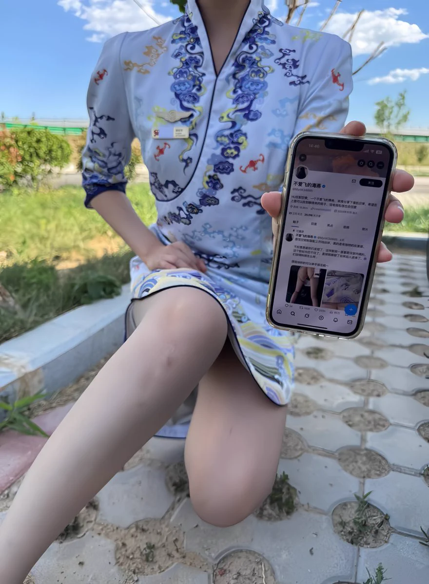 这个机场有点偏僻呀，不过也很适合露出～趁着其他同事没发现，感觉拍两张给你们看，谁让我是宠粉博主呢… 丝袜磨的小穴一直在痒，嗯，可能是需要一根“痒痒挠”了～ https://t.co/8nC7vV156p