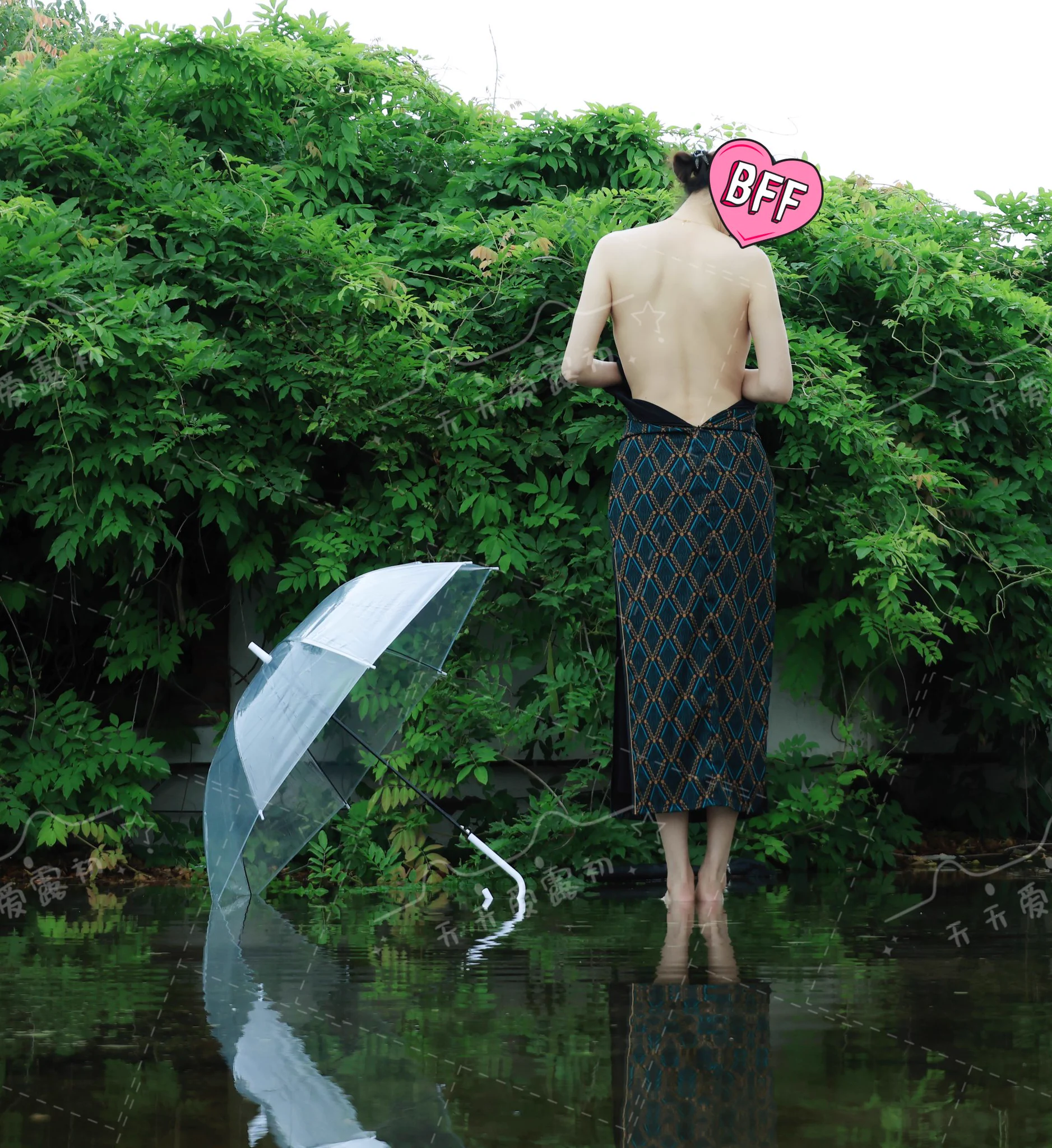 旗袍少妇 第二弹踮起足尖，撩开裙角，纤纤玉体，待君欣赏。#少妇 #露出 #情趣@007share @wqganenshi_ @Public_Catgirl1 @luchu888888 https://t.co/mrk7vCiHYY