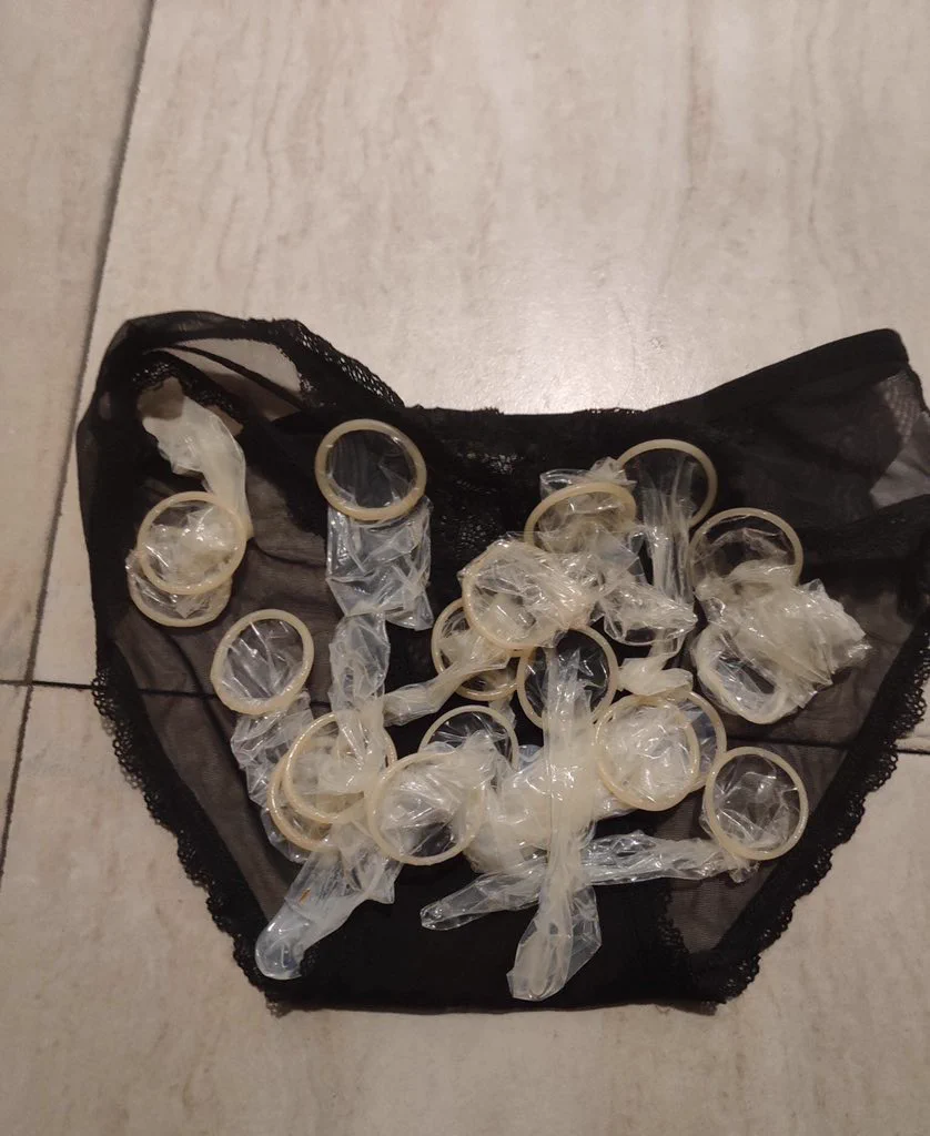 被金主爸爸拍的，好害羞，让我发这里，真是讨厌，给我整得不好意思了都，你们喜欢么，还有视频呢，对啦这个套套还有内裤，还有丝袜有人要么 https://t.co/Avl9gzd8oz