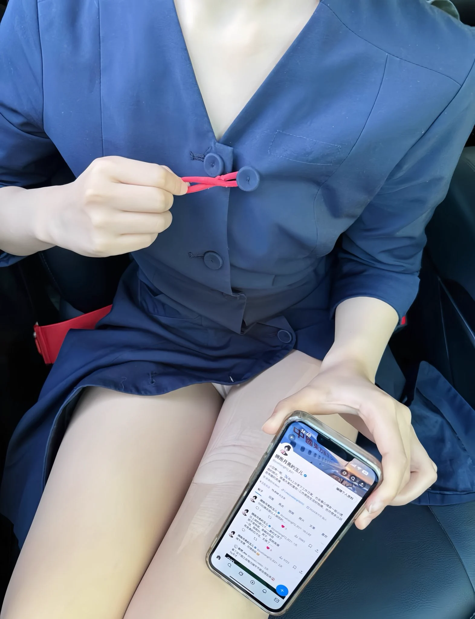总感觉东航的深色制服，看着好禁欲，不过自己的欲望还是有点抑制不住呀…下飞机了继续给大家拍验证，欲望高涨的时候乳头就感觉圆圆的，看着是不是很可爱～最近想约粉丝啦，不设置什么门槛，单纯看素质，有先来接机的吗～ https://t.co/Rytg2aF2lG