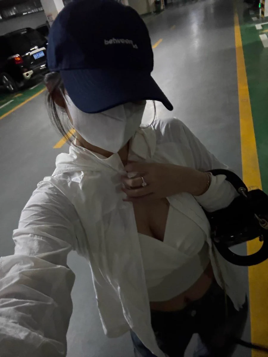 前男友看到我发的推特，竟然特意跑了几百公里过来，车停在僻静小路上。这一刻，我忍不住微微颤抖，努力让自己不发出太多声音，已经很久没有体验过这种无法抗拒的感觉了。车外，寂静一片，车内却像是一场风暴，这种快感让我沉溺其中...有同样喜欢这种氛围的推友吗，欢迎一起交流探讨... https://t.co/WUEEI2hGi3