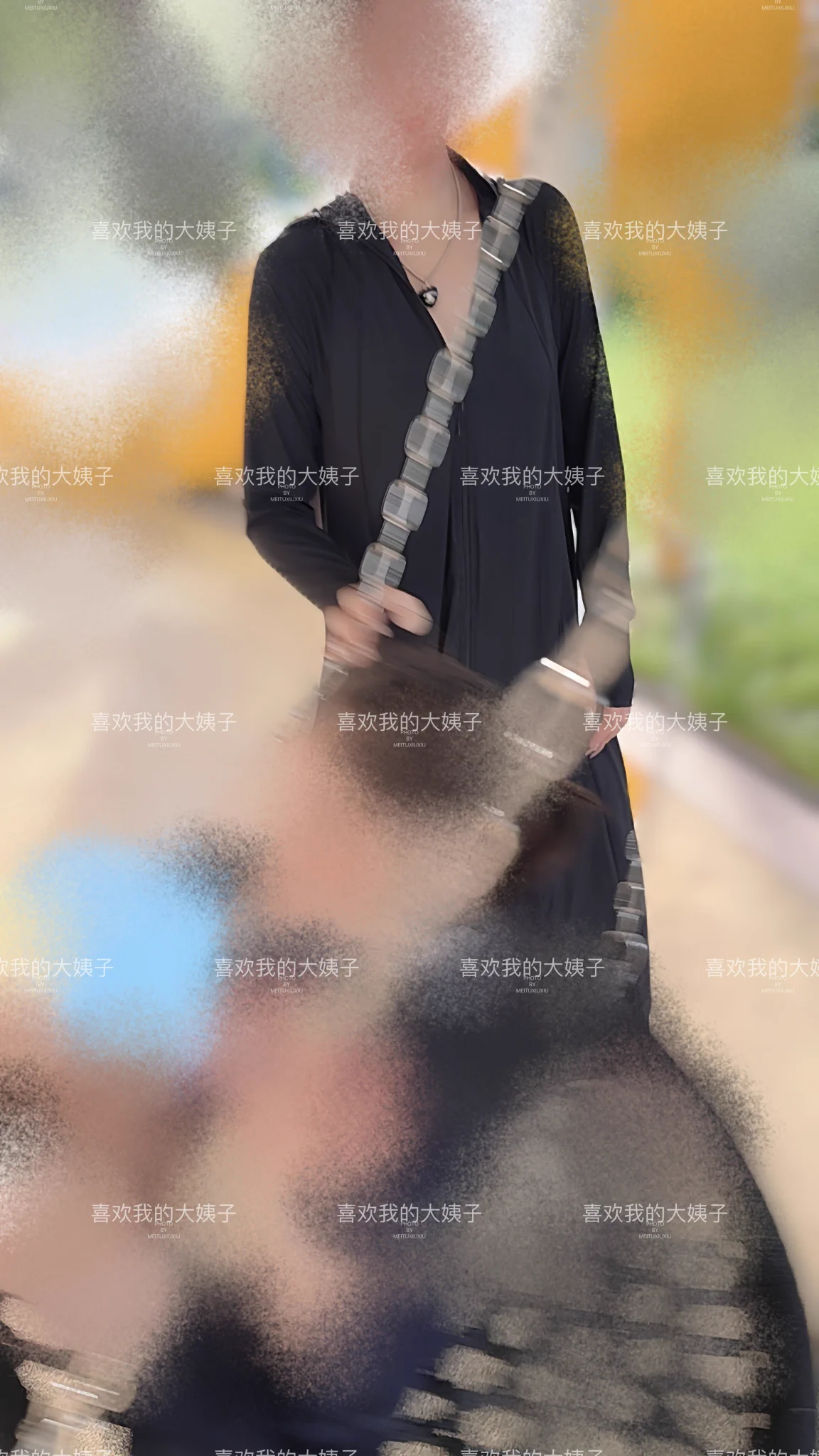 大姐真骚，骚死了下班回家，看到家里也没人，和老婆打电话，老婆说在游乐场玩呢，我就去了看到老婆和大姐带着孩子玩呢，老婆穿的挺正常的，我说今天是好晒，你穿的这长的防晒衣会好一些，大姐说嗯然后大姐趁着老婆没注意，小声对我说，我里面没穿衣服我说看看大姐说等娇娇不注意 https://t.co/nUEEIIxOZN