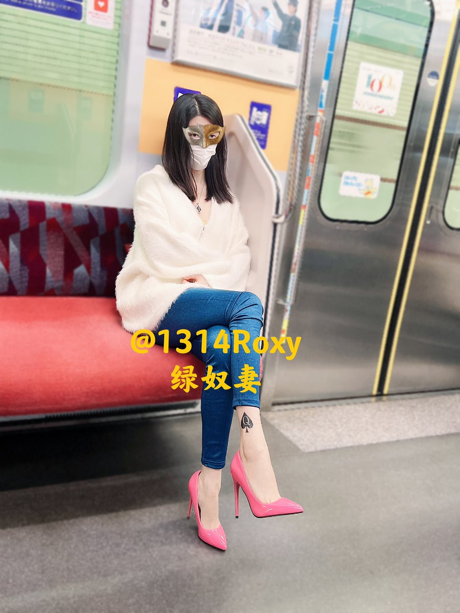 【Roxy绿帽小课堂】在妻主绿奴的路上，有的可以接受老婆爱上别人并且喜欢那种被老婆嫌弃、忽视甚至抛弃的感觉，但我觉得不离不弃，相亲相守才是最好的～
话说弟弟们都喜欢小黑桃♠️，，是真的么？可能这就是有强烈反差的人妻的标志吧……
喜欢的话就请跪下，亲吻它吧！ https://t.co/gt6OjQNmjT