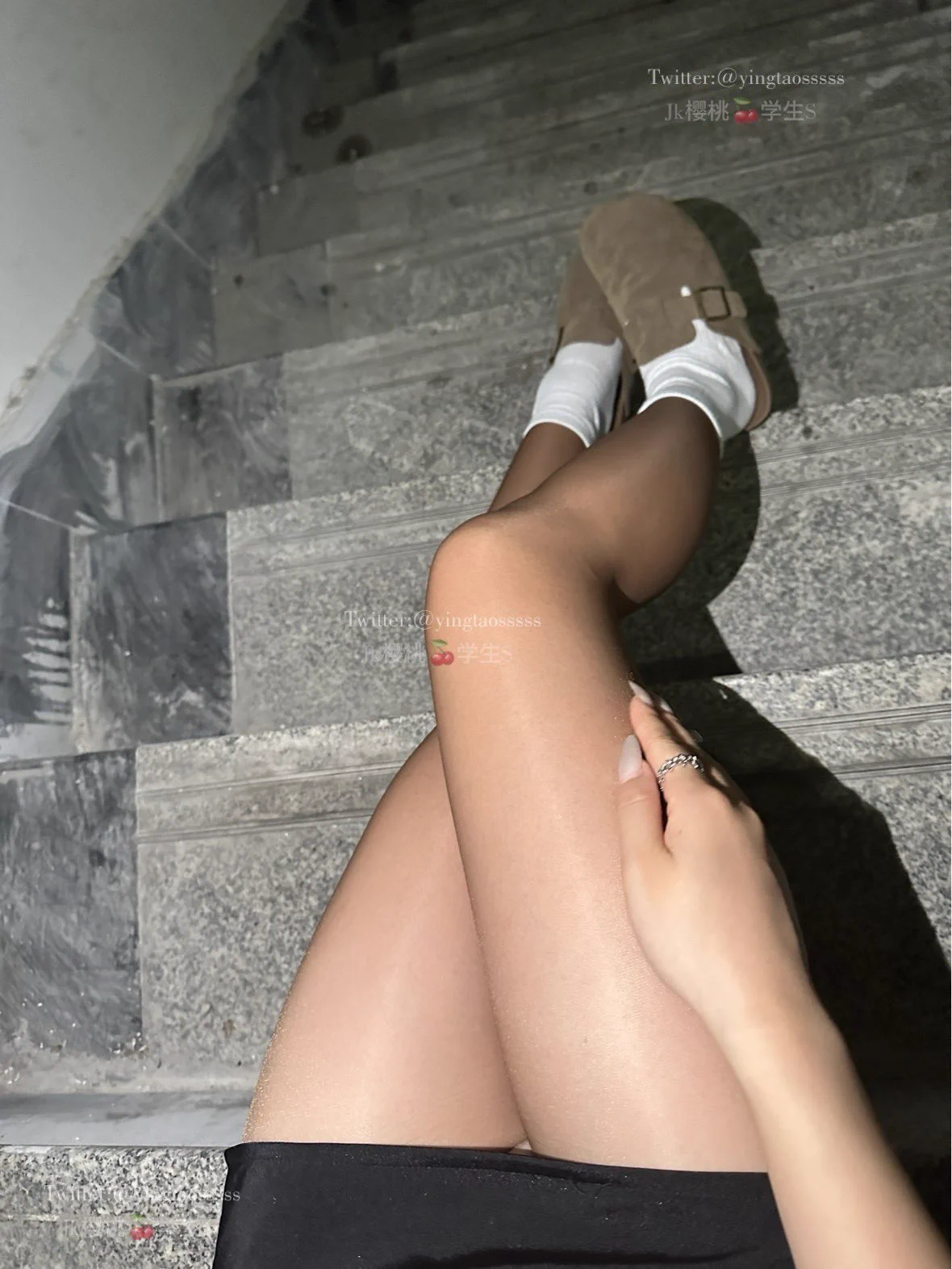 穿着博肯鞋居然褪色了染到白棉袜上了，还好今天穿的咖丝不是里面丝袜也变色了(关注➕转发➕评论➕点赞抽一个送部分照片)@SexytoBaby @SexytoLady @SexytoDoll @SexytoGirl https://t.co/qLNnBmIkfL