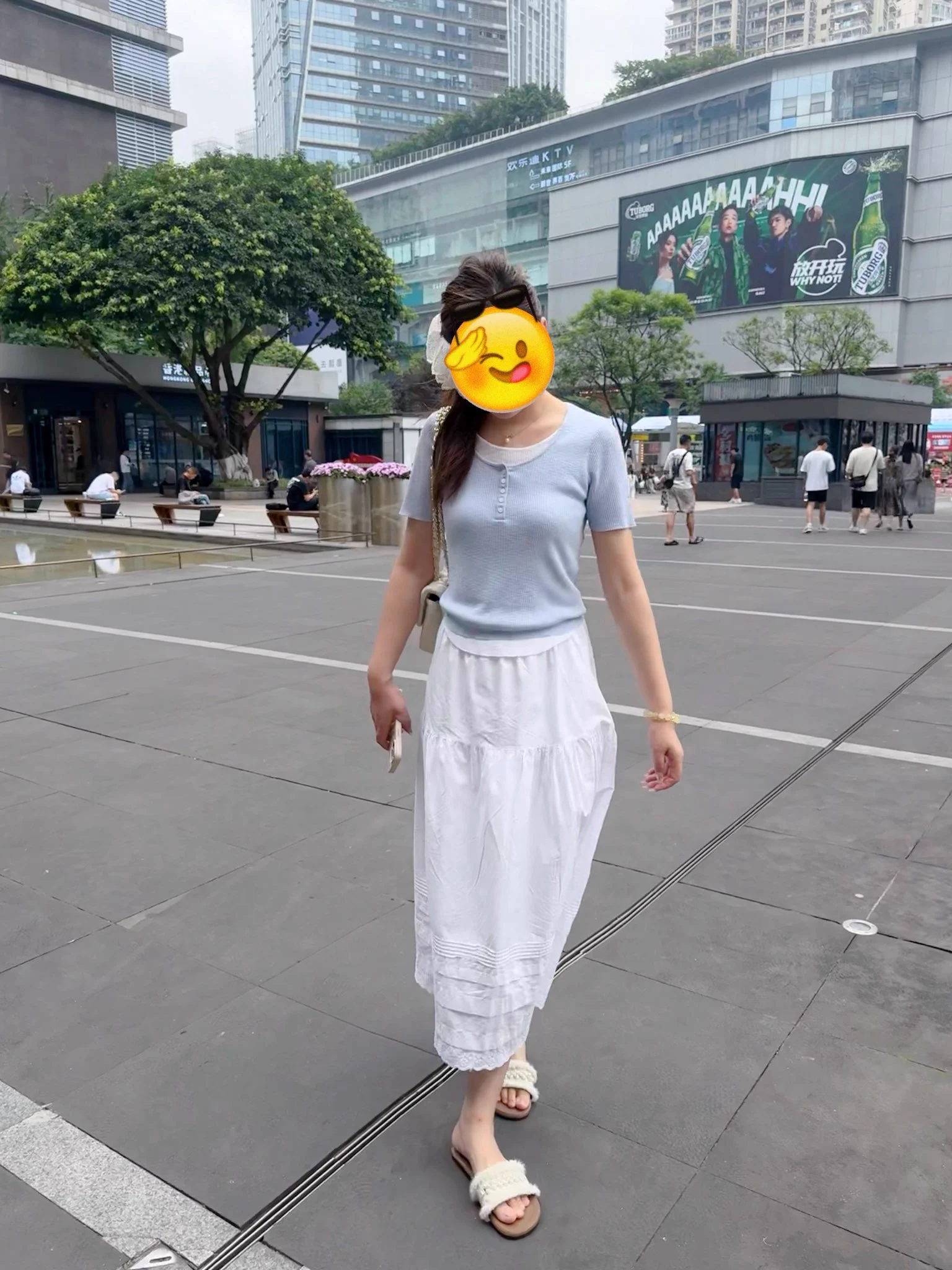 想淫趴了，大早上硬的不行了，老婆昨晚跟别的男人在隔壁房间睡觉，把我丢一边。可能是隔音效果太好了愣是一点声音都没听到/咬牙切齿。这会可能还在睡觉，一会睡醒了老婆肯定还要跟他做爱。等他们做完了就去观音桥吃火锅，有偶遇的可以私信我然后一起回酒店 https://t.co/1EiGrzGHhr