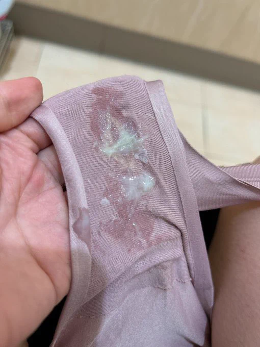 妈妈的骚穴白带，儿子舔妈妈骚内裤上的白带手淫才刺激 https://t.co/729J92Bdrj