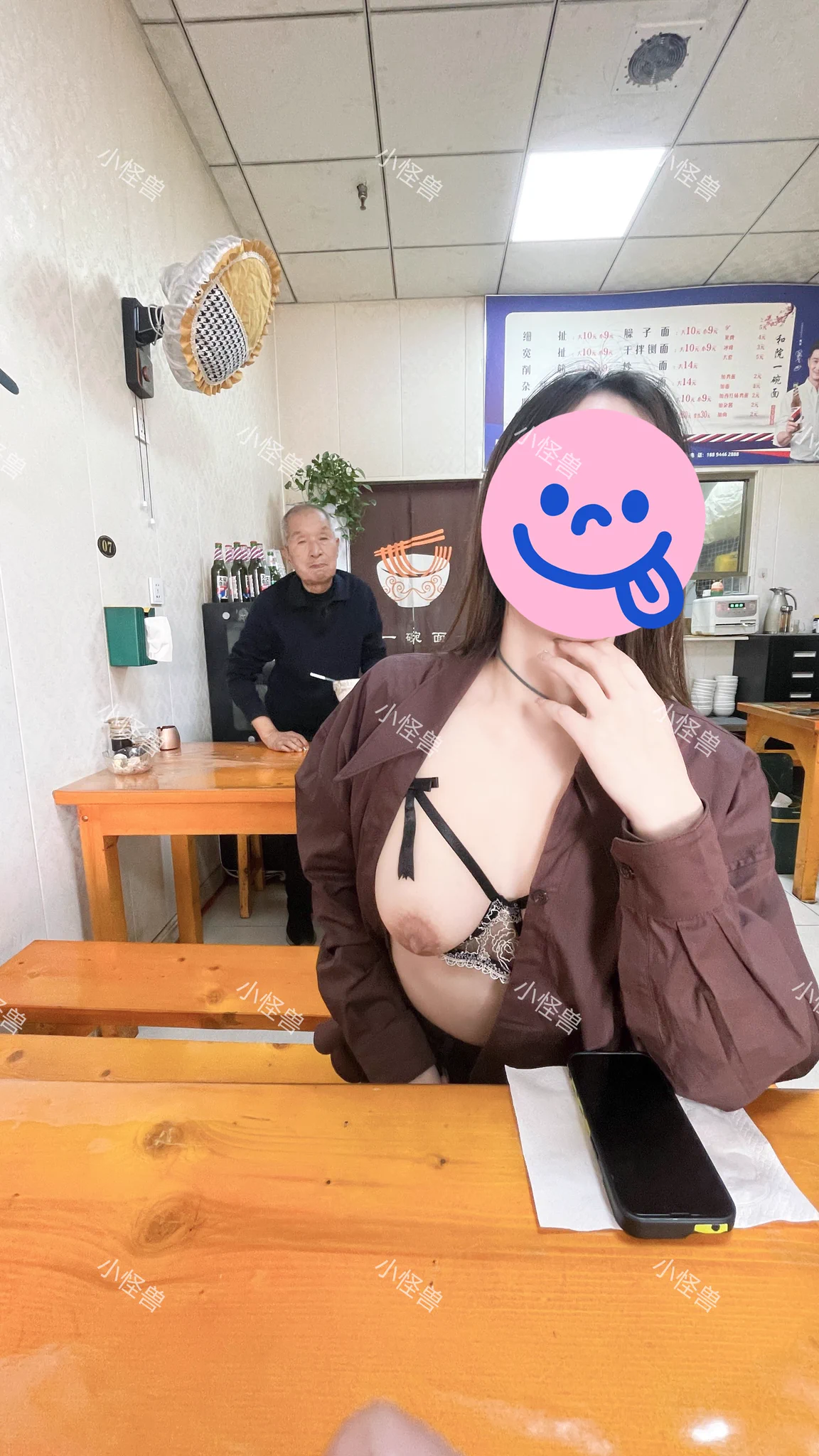从擦肩而过的小动作可以看出来，爷爷还是懂情趣的#少妇 #露出 #情趣@007share @wqganenshi_ @Public_Catgirl1 @luchu888888 https://t.co/aq2aHAOyQD