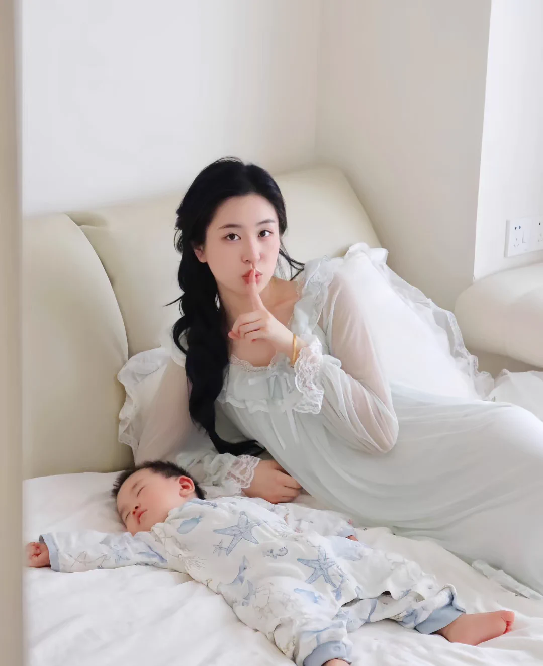 每天带宝宝感觉人都要抑郁了，有时候也渴望自己能发泄一下自己压抑的情绪～放纵一下自己，感觉已经好久没有体会到高潮的快乐了，有粉丝能满足我一下，让我体会一下女人该有的快乐么～～私信我让我们互相倾诉一下心里的故事吧 https://t.co/jZ60n4TkfM