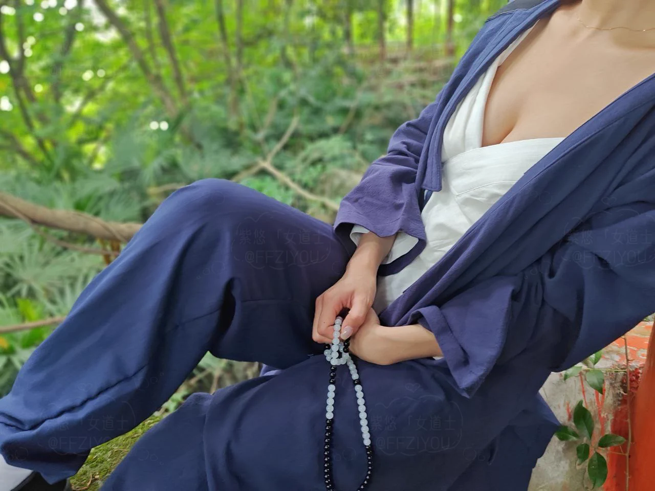 道观虽破旧，但只是外在。里面的人很新，只想享受下不着寸缕的宁静。希望大家不要谈到色情就避之不及，生活是修行，其实情欲亦是修行。要知道我们正一教也是有房中术的，要讲究阴阳调和，而最后带给我们的也是定气，安神，和志…所以有师兄想来切磋下吗～ https://t.co/lxnAZFYf6v