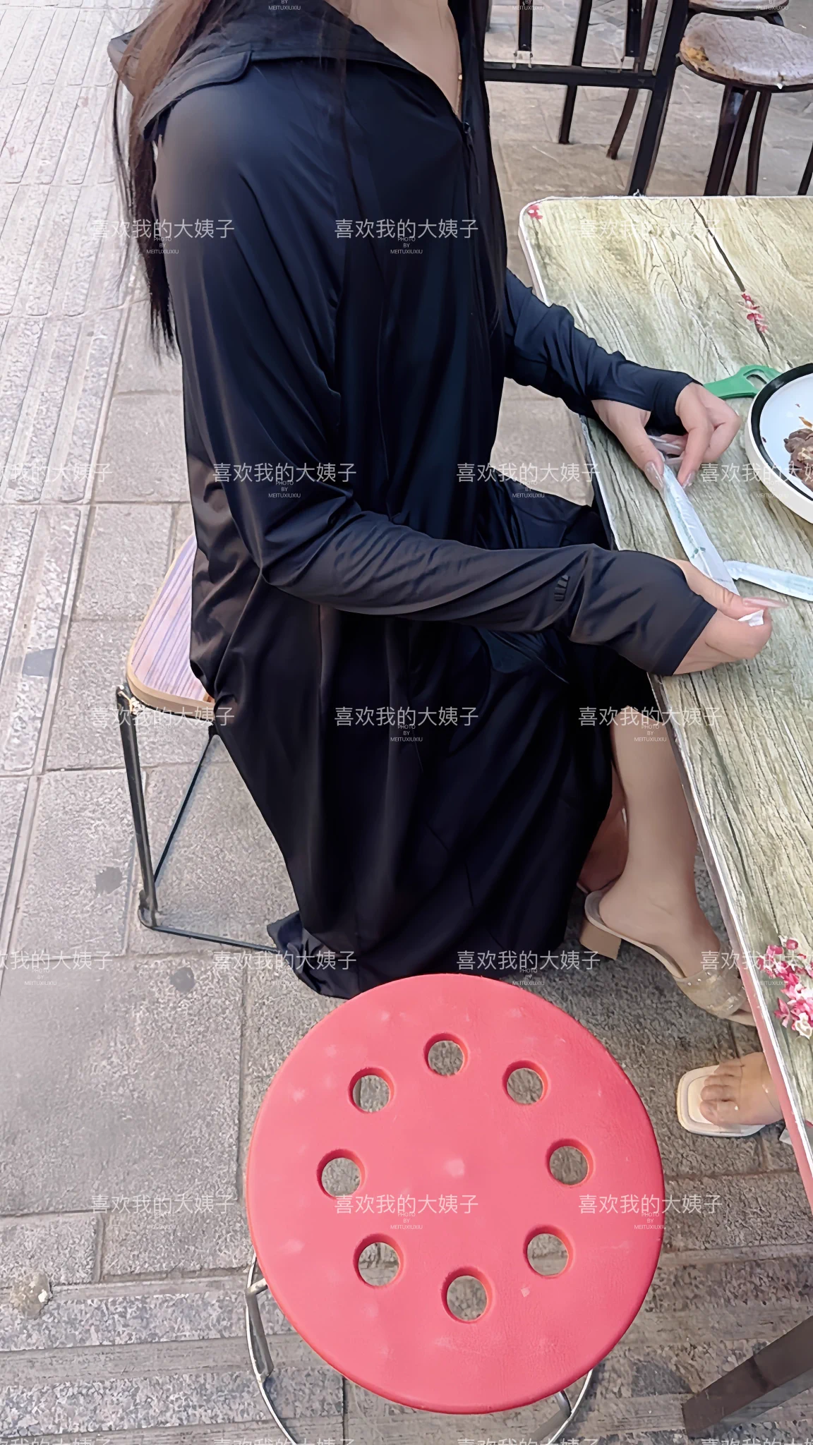 兄弟们聊天记录真没后续，大姐就没回我今天加了会班，老婆给我打电话然后发的定位，说我和我姐在外面吃饭了，你来找我们吧，不在家里吃了我刚到一会，老婆在我不好盯着大姐看，拍照片的时候还没注意，打水印的时候注意到了，你们看第一张照片，这是乳头吧😂 https://t.co/IZ4Y9hMIa9