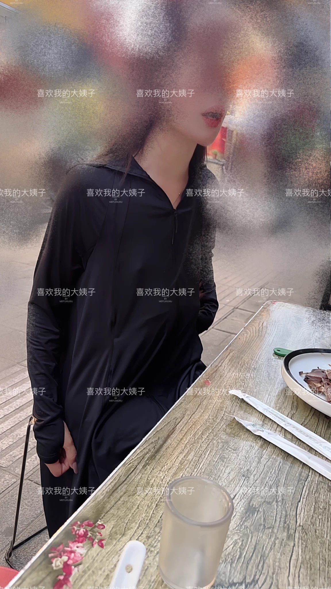兄弟们聊天记录真没后续，大姐就没回我今天加了会班，老婆给我打电话然后发的定位，说我和我姐在外面吃饭了，你来找我们吧，不在家里吃了我刚到一会，老婆在我不好盯着大姐看，拍照片的时候还没注意，打水印的时候注意到了，你们看第一张照片，这是乳头吧😂 https://t.co/IZ4Y9hMIa9