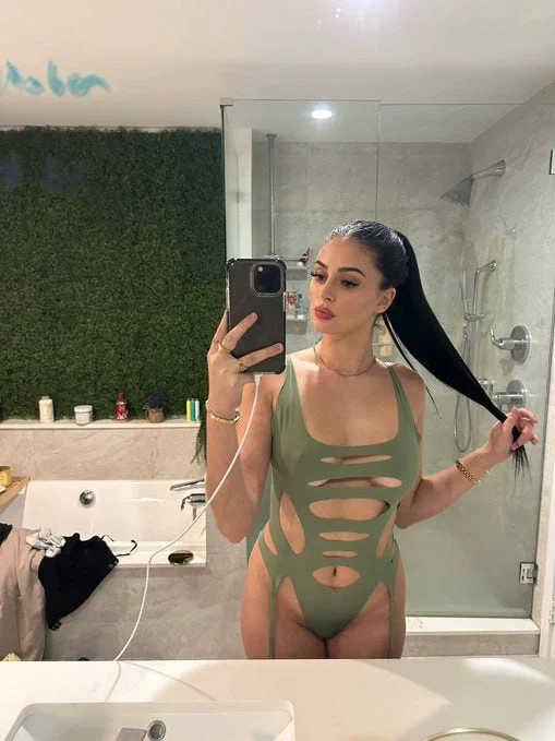 deleting in 6 hours, but whoever likes &amp; says hi, i’ll send a nudie in dm 💜 https://t.co/hfrVrvkwKR