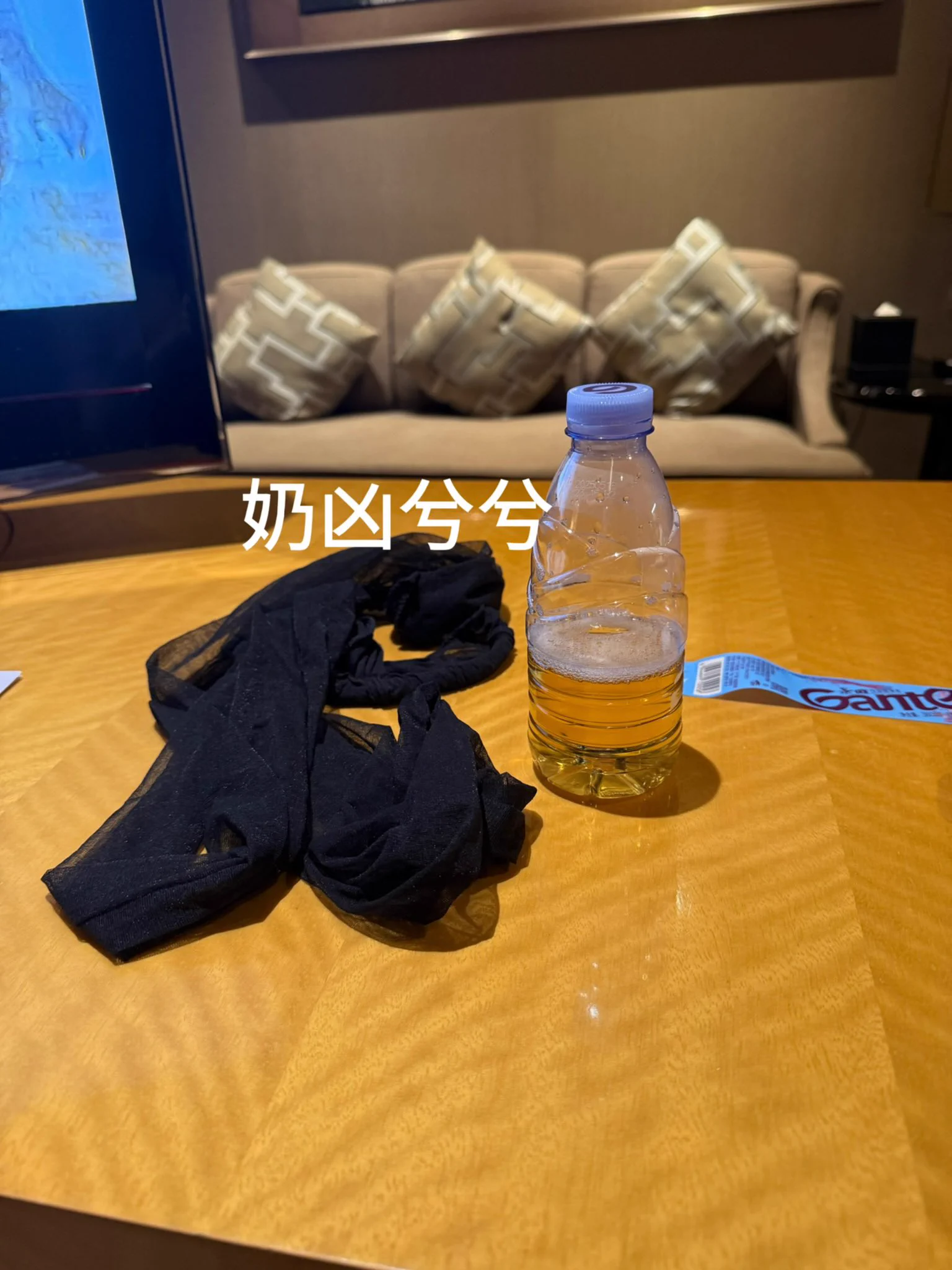 这个大哥要我穿原味丝袜吻我的脚，到了酒店还让我尿在瓶子里留给他带走，最后还让我射卓子上他要舔干净 #广州ts https://t.co/zKBbNKyMCR