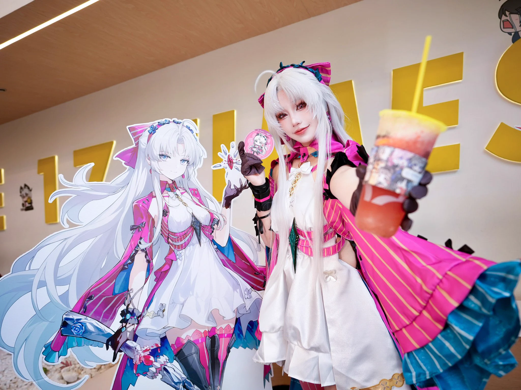 Carlotta spotted sipping on some boba!🧋👀Dropped a few snaps from the WUWA x SRT collab — did you swing by and grab the Carlotta Strawberry special? 🍓✨📸: @bunnytuan_studio#wutheringwaves #cosplayfun #carlotta #sunrightteastudio #littletokyo #wuwacosplay #鳴潮 https://t.co/0r1sM9BdK3