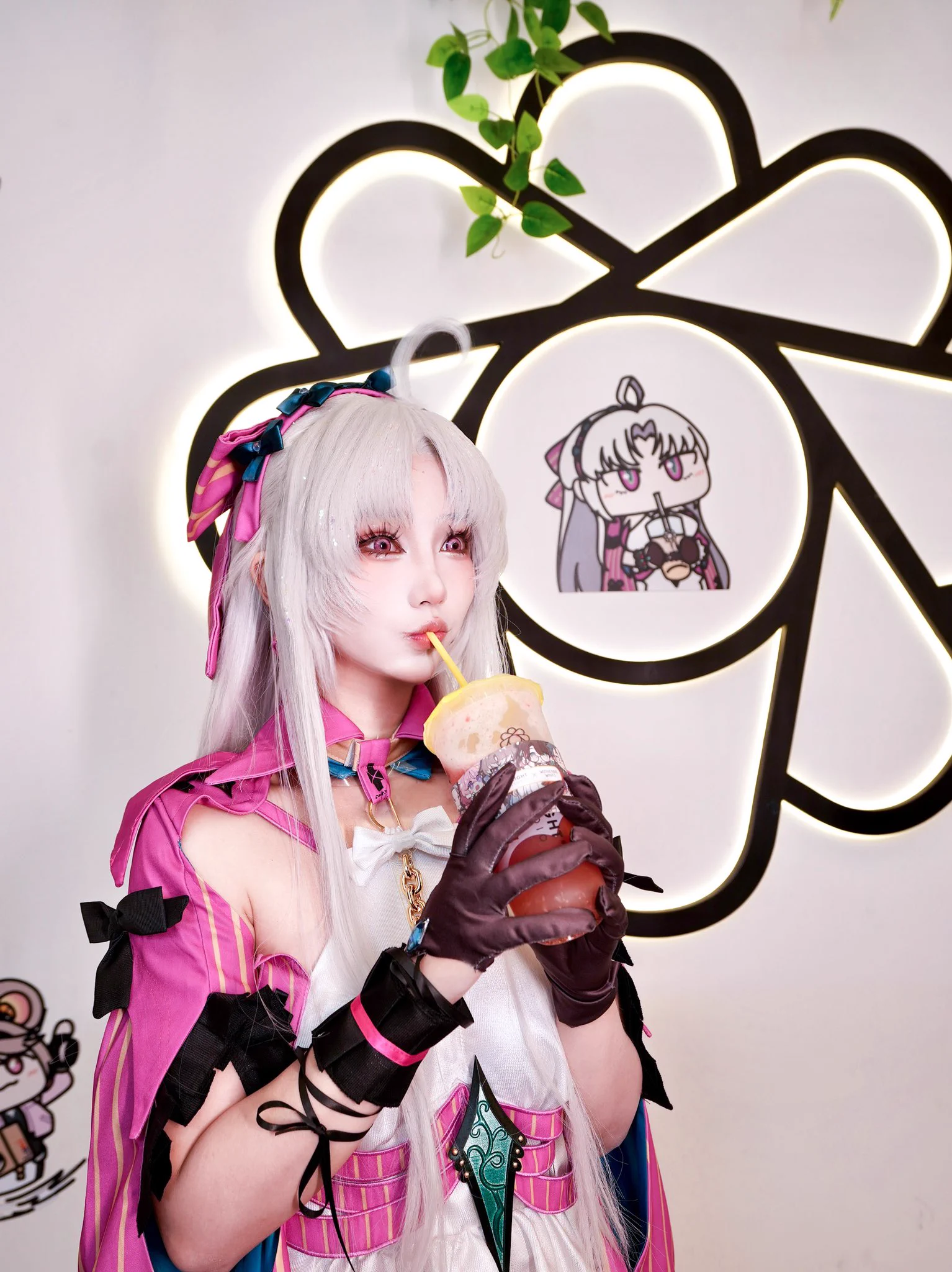 Carlotta spotted sipping on some boba!🧋👀Dropped a few snaps from the WUWA x SRT collab — did you swing by and grab the Carlotta Strawberry special? 🍓✨📸: @bunnytuan_studio#wutheringwaves #cosplayfun #carlotta #sunrightteastudio #littletokyo #wuwacosplay #鳴潮 https://t.co/0r1sM9BdK3