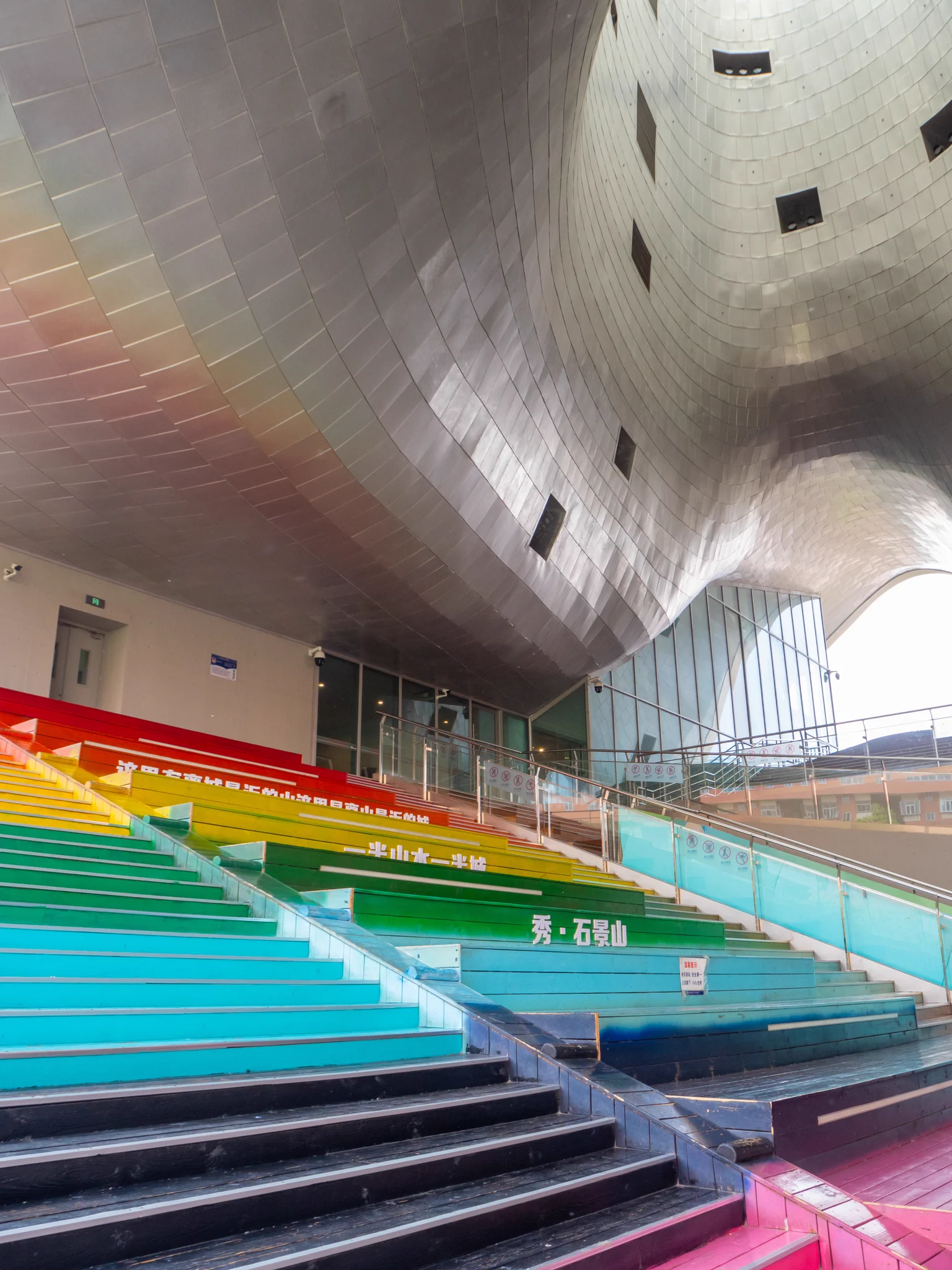 Culture Center of Shijingshan District in western #Beijing brings together a library, museum, and exhibition space under a mountain-shaped roof. With local relics, heritage displays, a digital reading zone, and art events, it’s a vibrant hub of community culture. #VisitBeijing https://t.co/9wFOIMKfoj