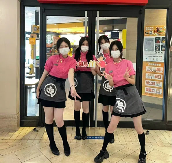 谁来办张卡吧，可怜可怜孩子，店长每天给压力要办卡，谁来办卡，五百一张，送一次口爆😳 https://t.co/w42I2YK8De